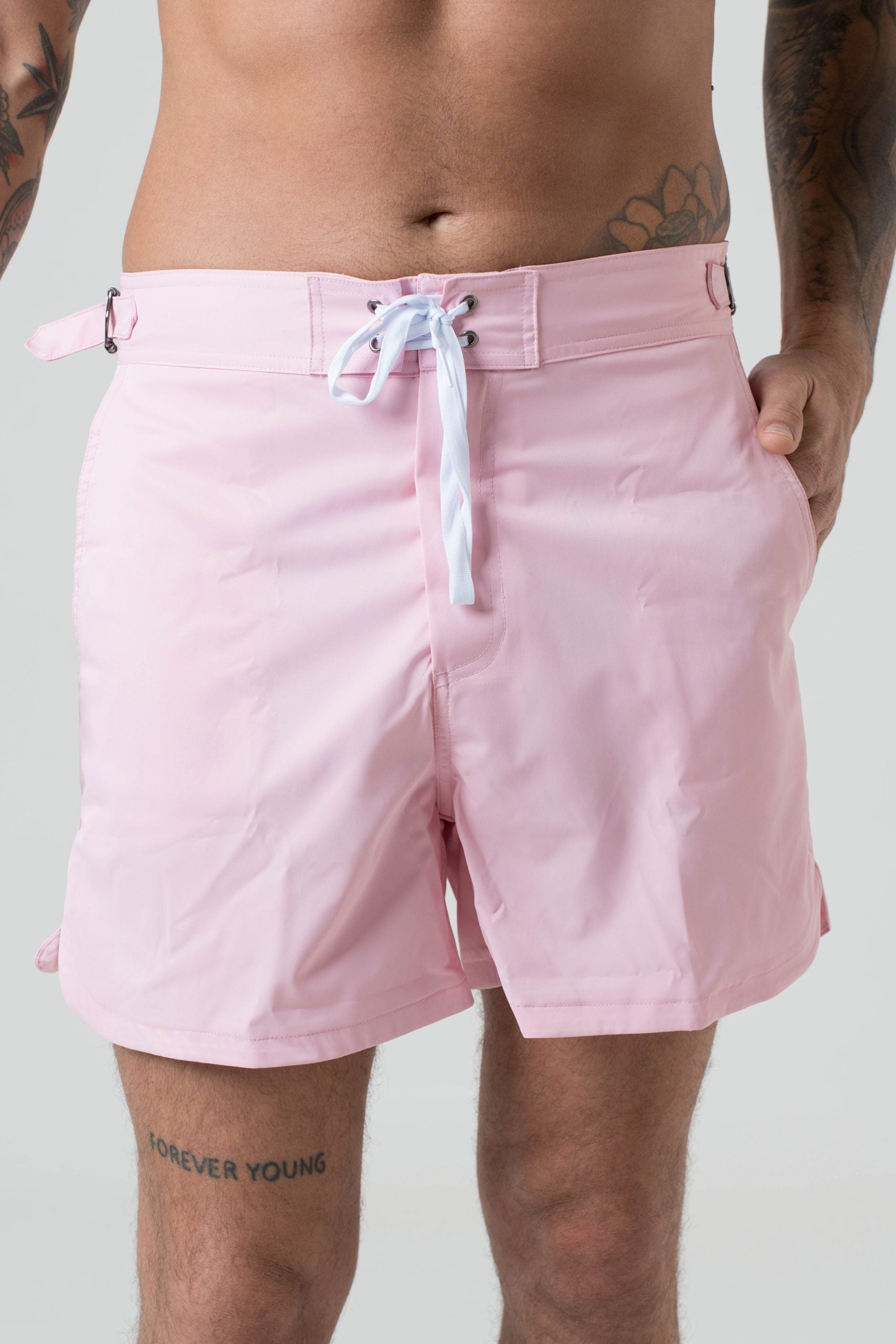 Disfraz con hebilla lateral rosa