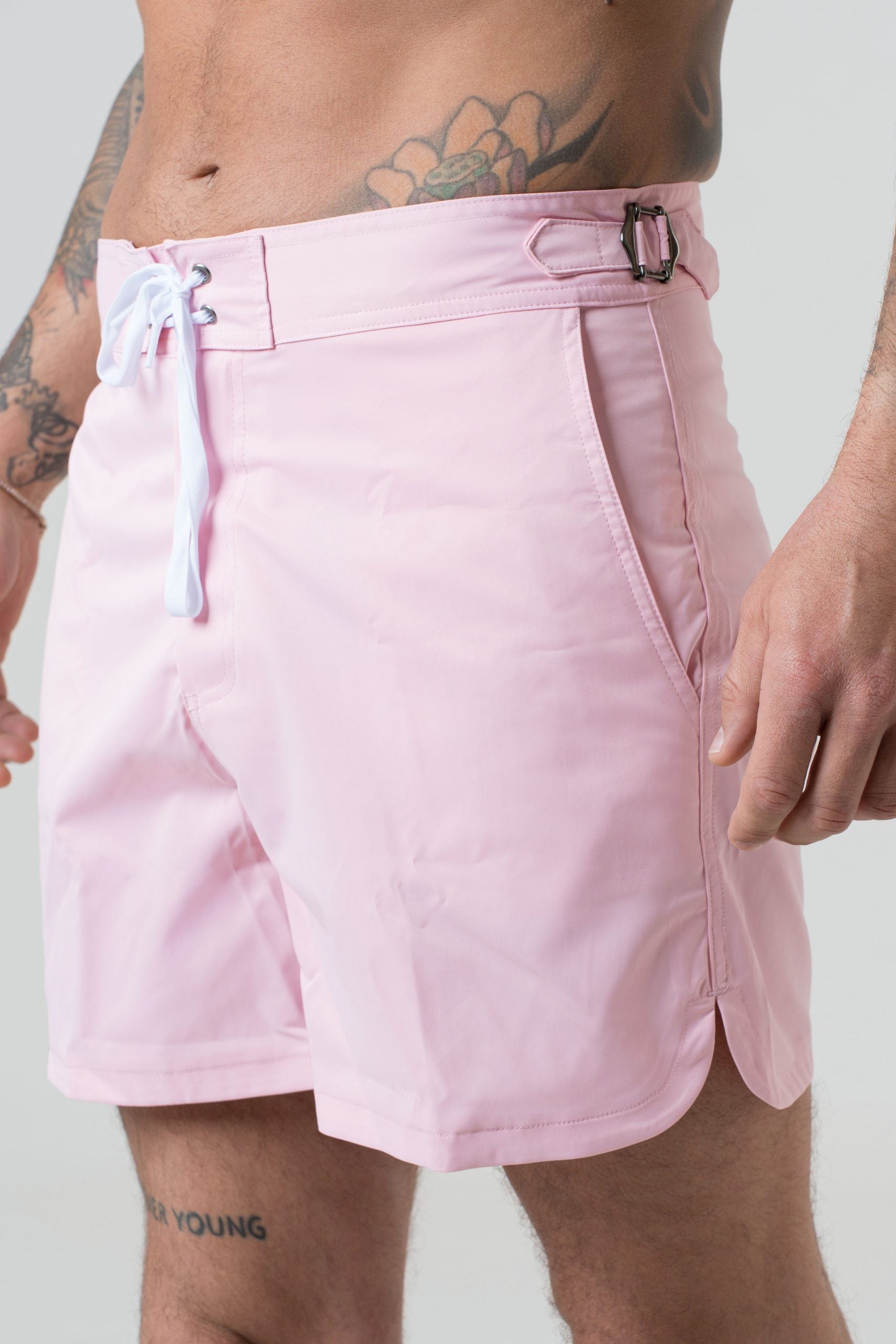 Disfraz con hebilla lateral rosa