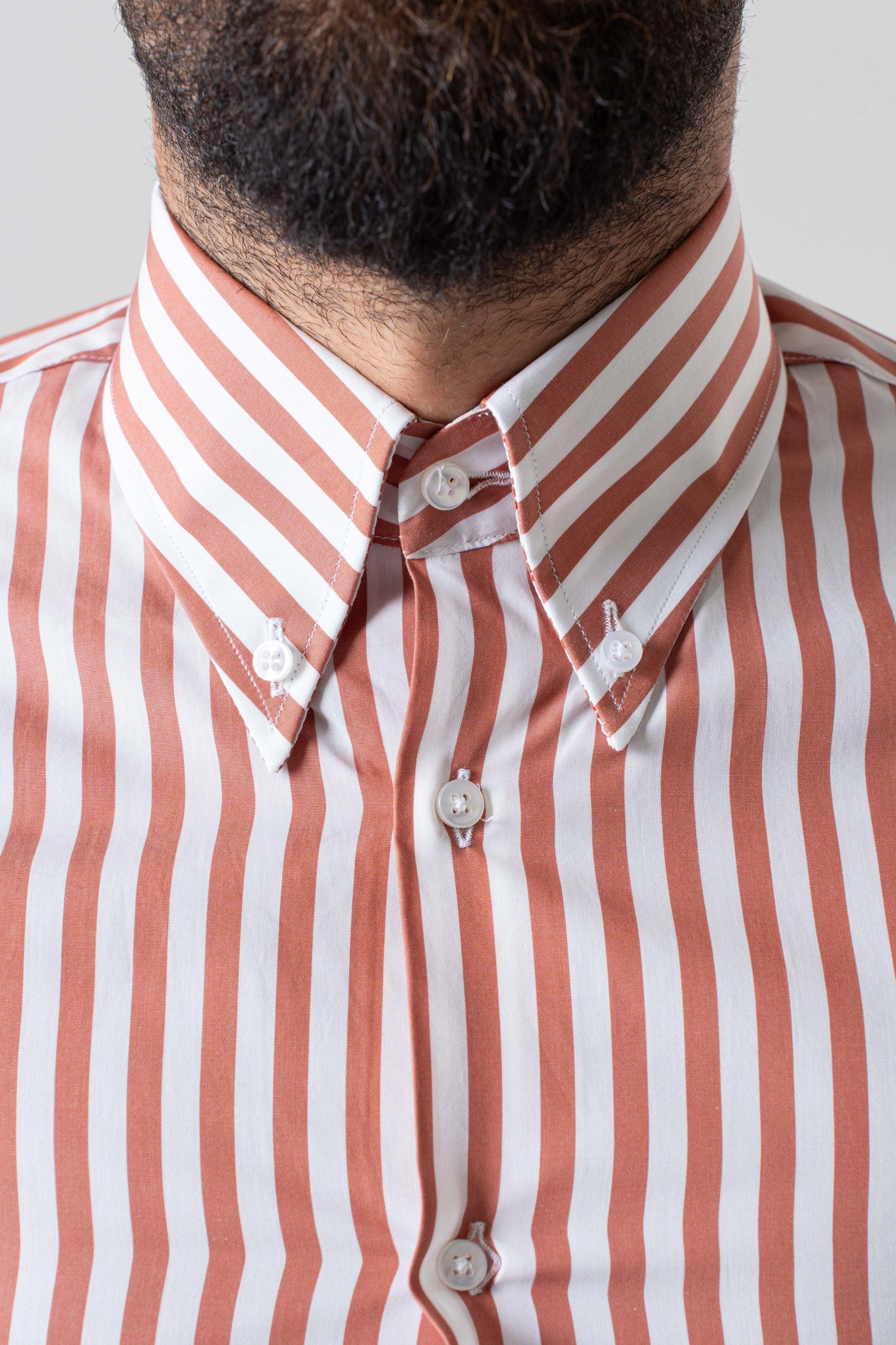 Camisa de rayas anchas color melocotón con cuello abotonado