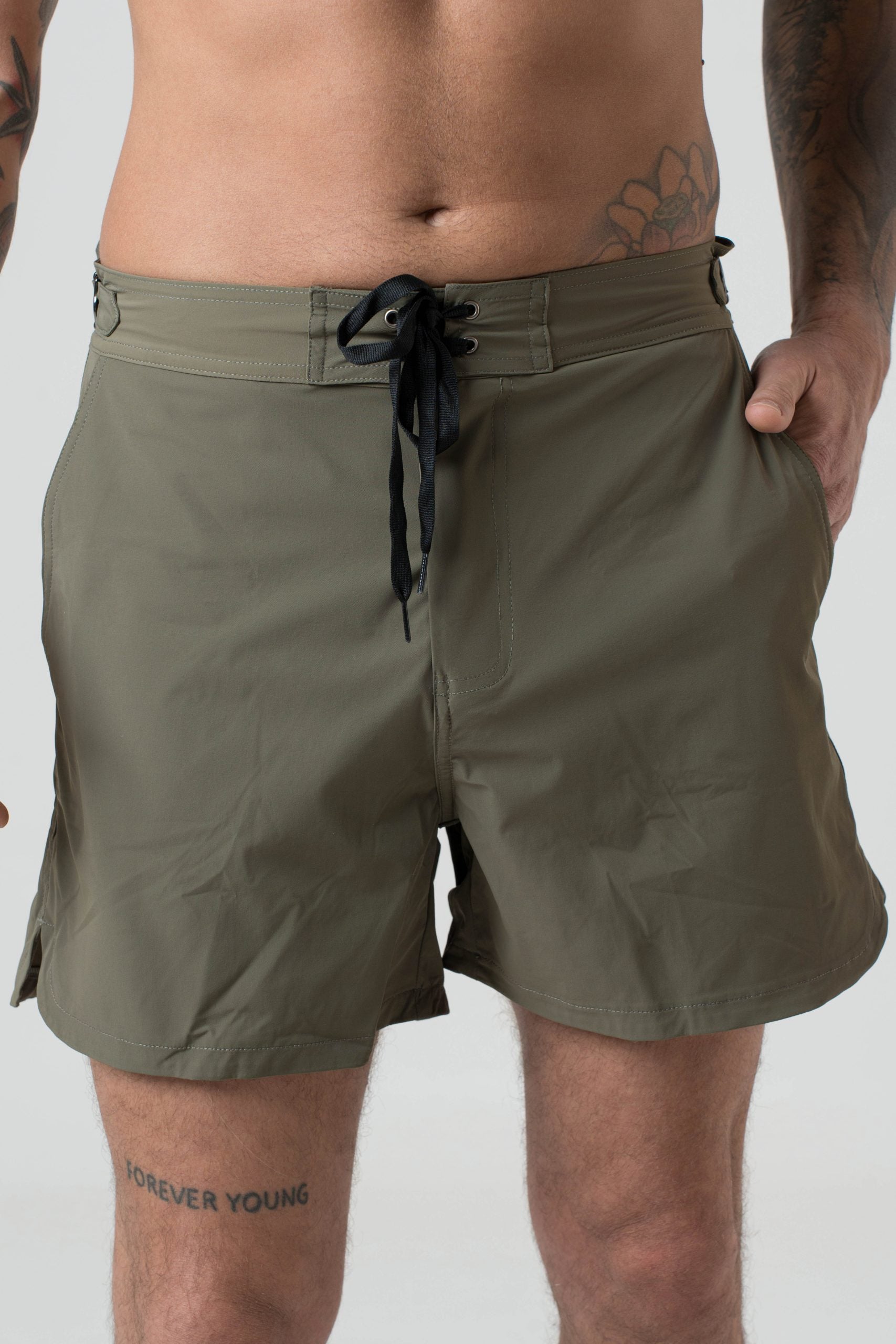 Disfraz con hebilla lateral verde militar
