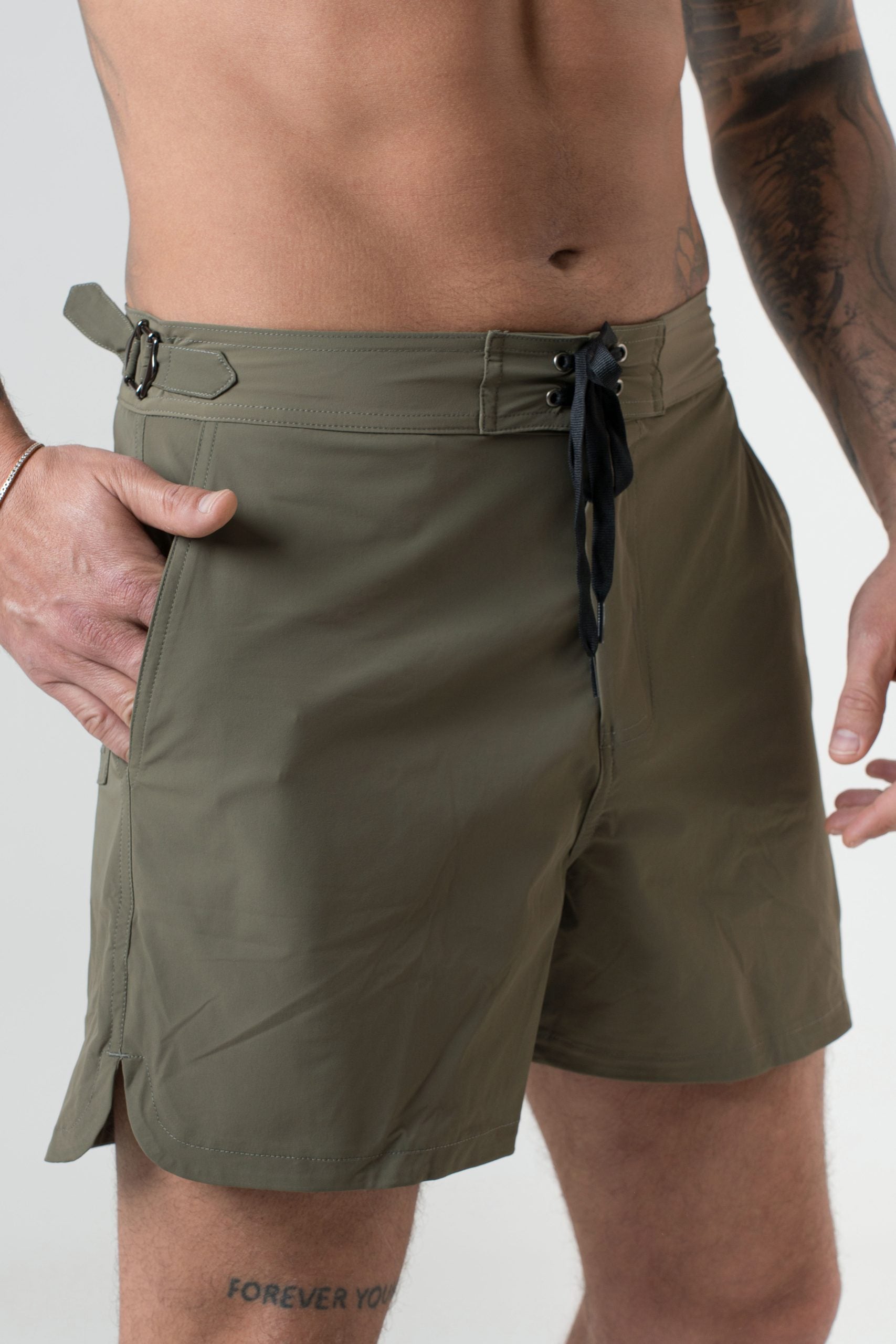 Disfraz con hebilla lateral verde militar