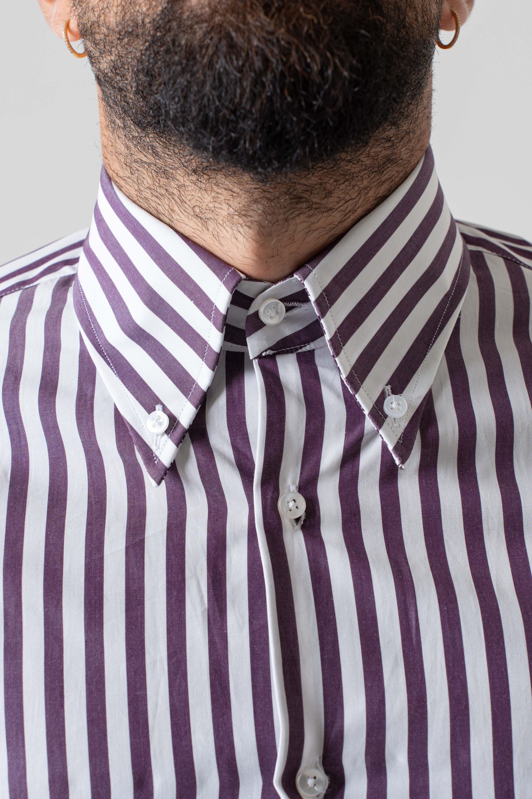 Camisa de rayas anchas color burdeos con cuello abotonado