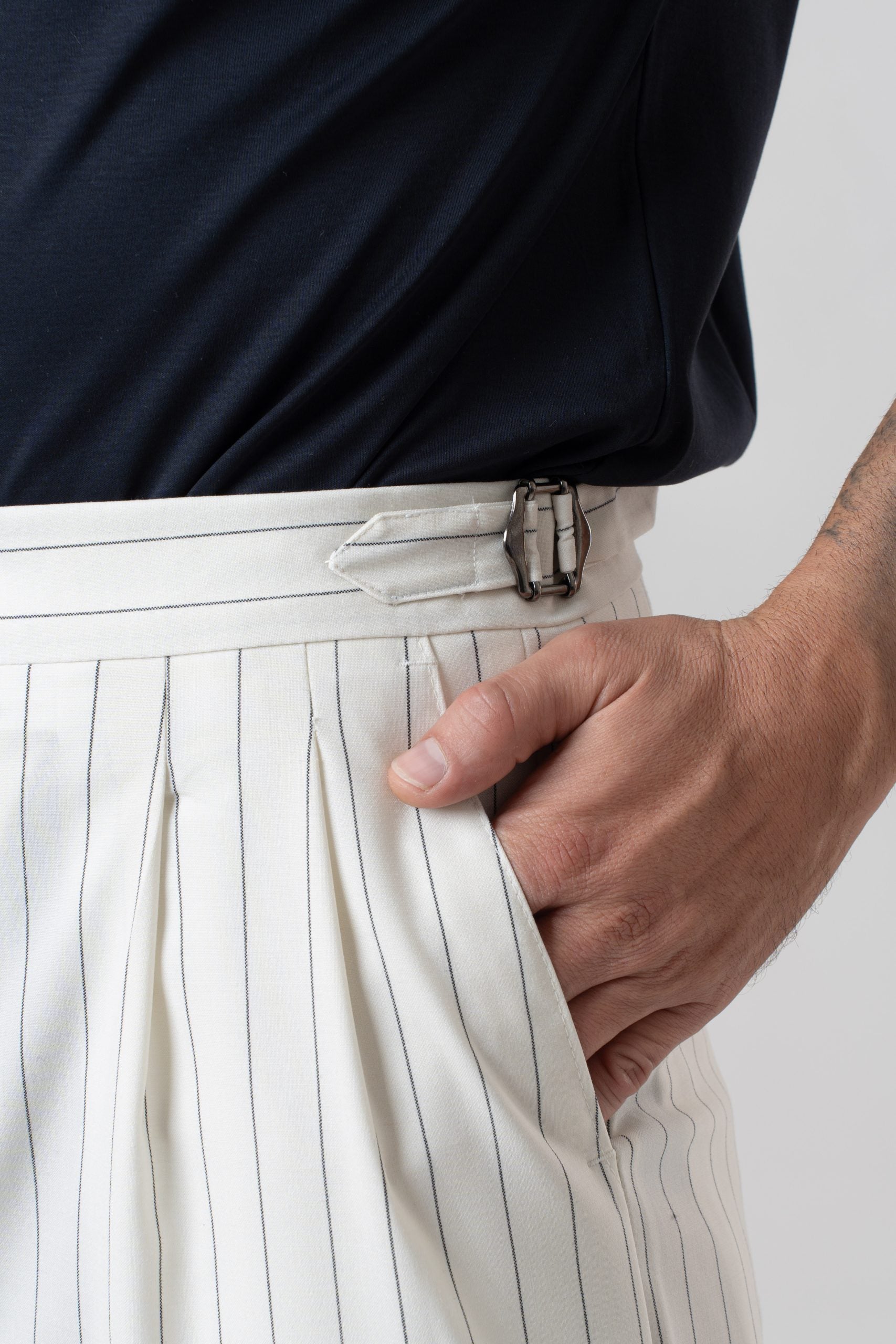 Pantalones de pierna ancha con hebillas laterales en rayas color crema y azul Riviera