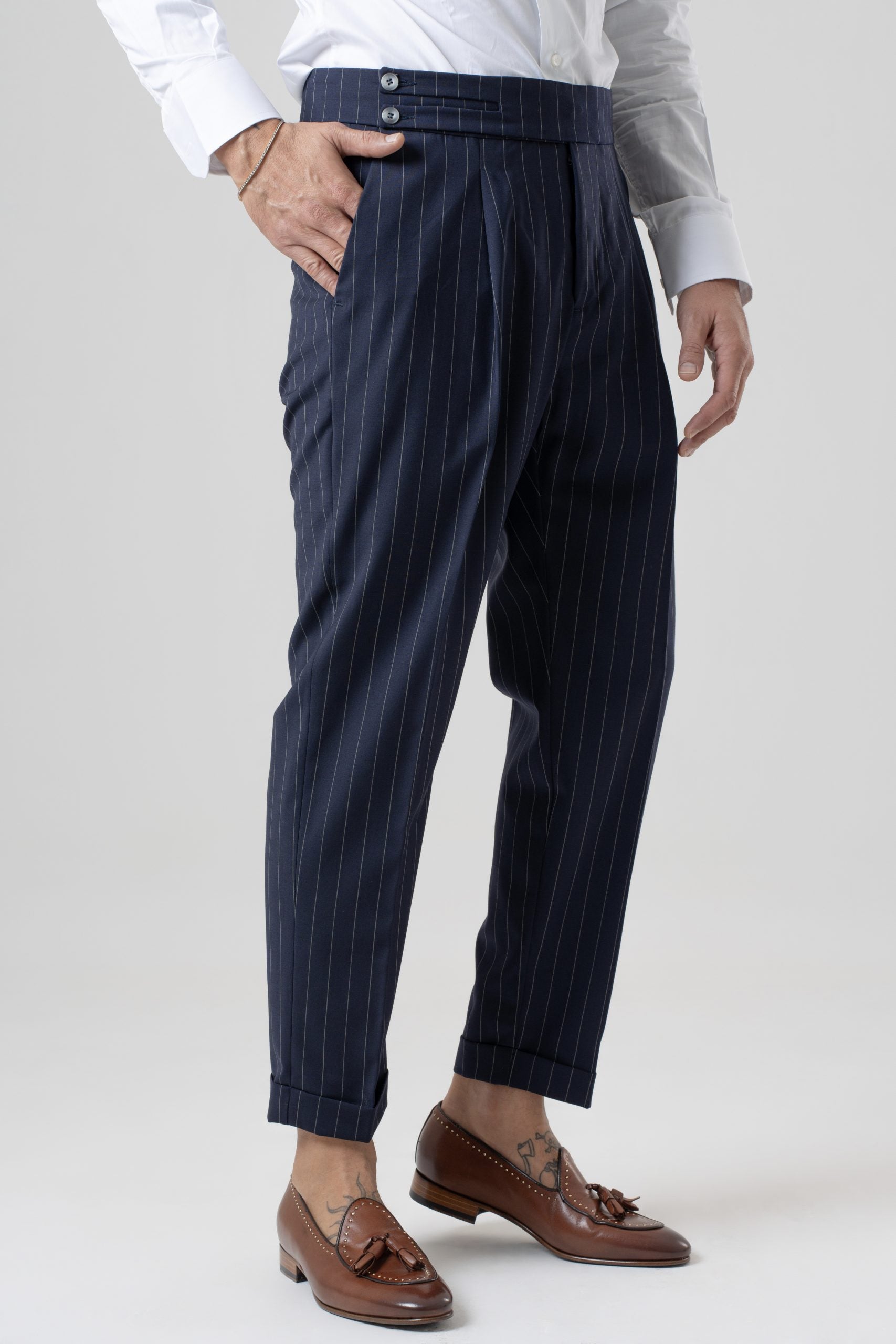 Pantalones bifurcados a rayas azules y verdes de Riva