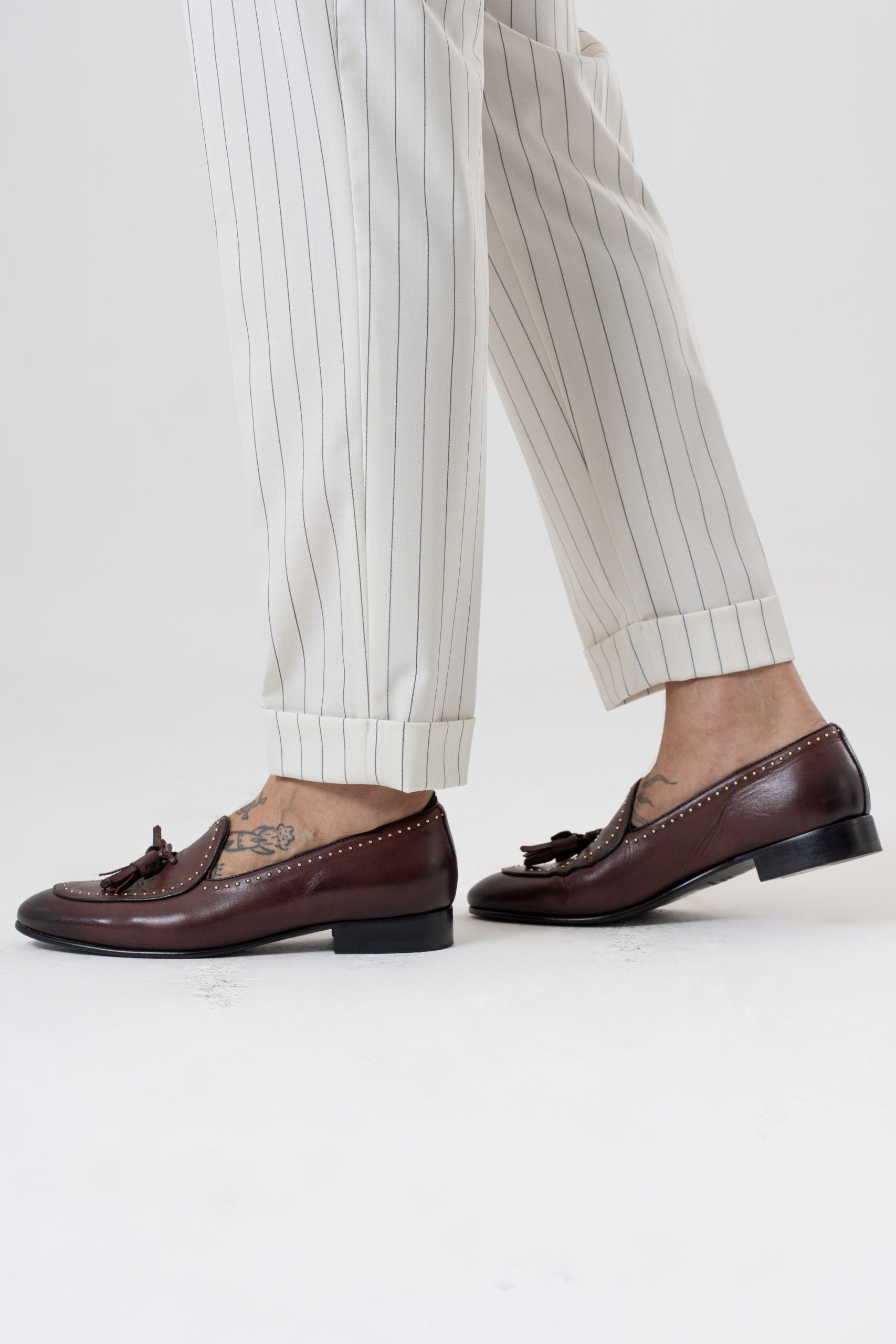 Pantalón color crema con busto redondo y raya azul Riviera