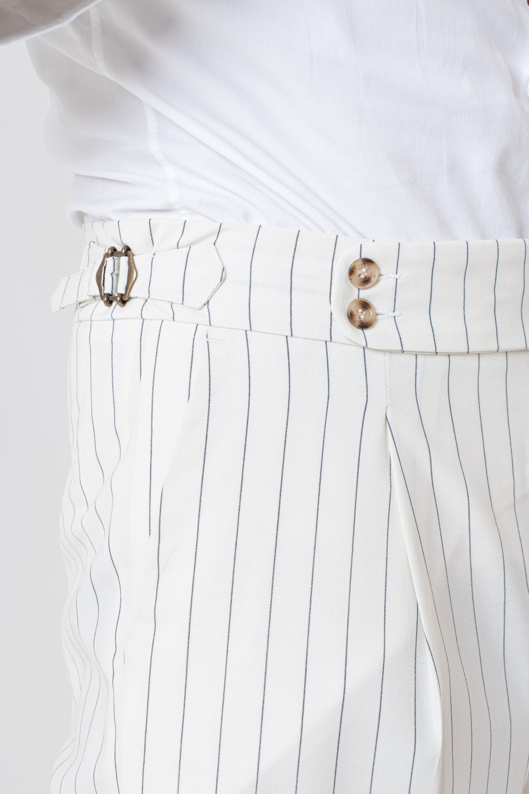 Pantalón color crema con busto redondo y raya azul Riviera