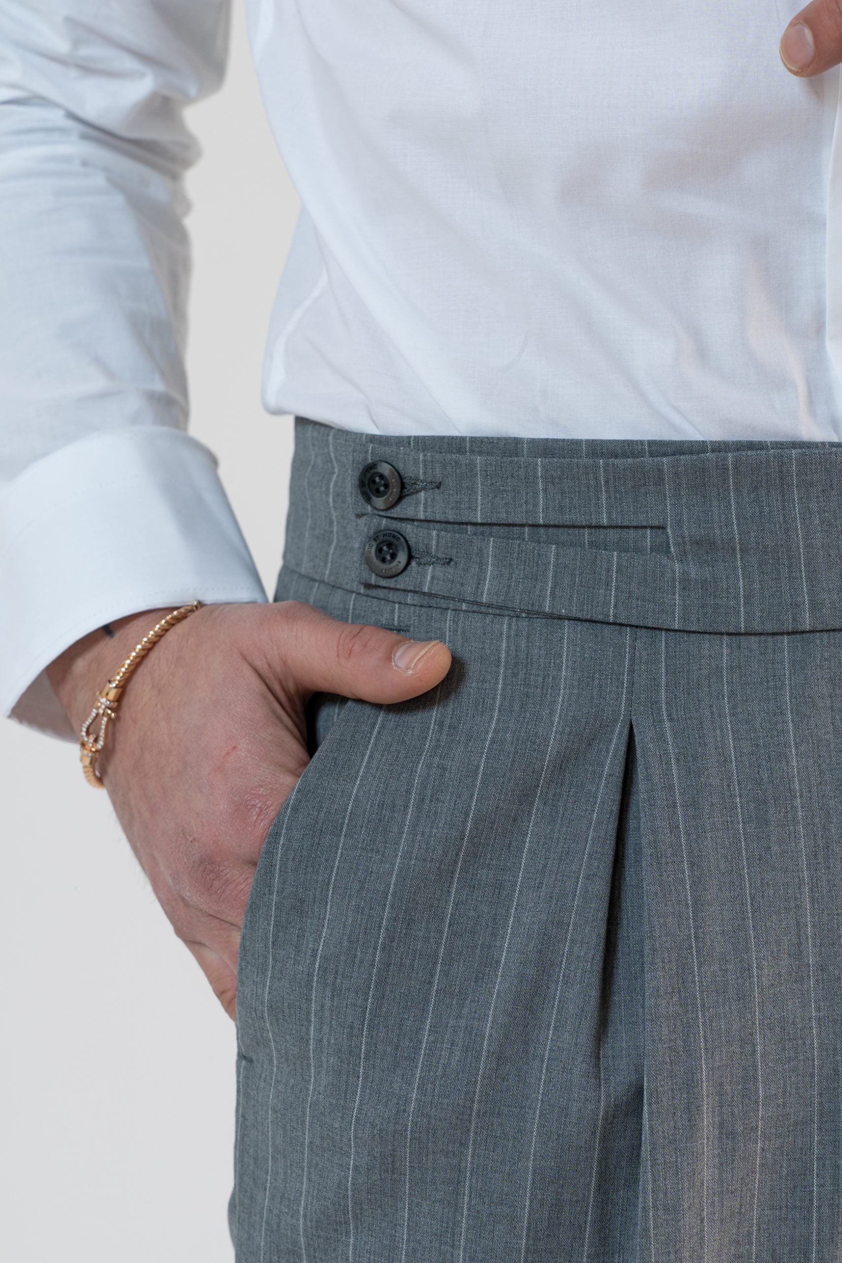 Pantalones grises a rayas con abertura en Milano Marittima