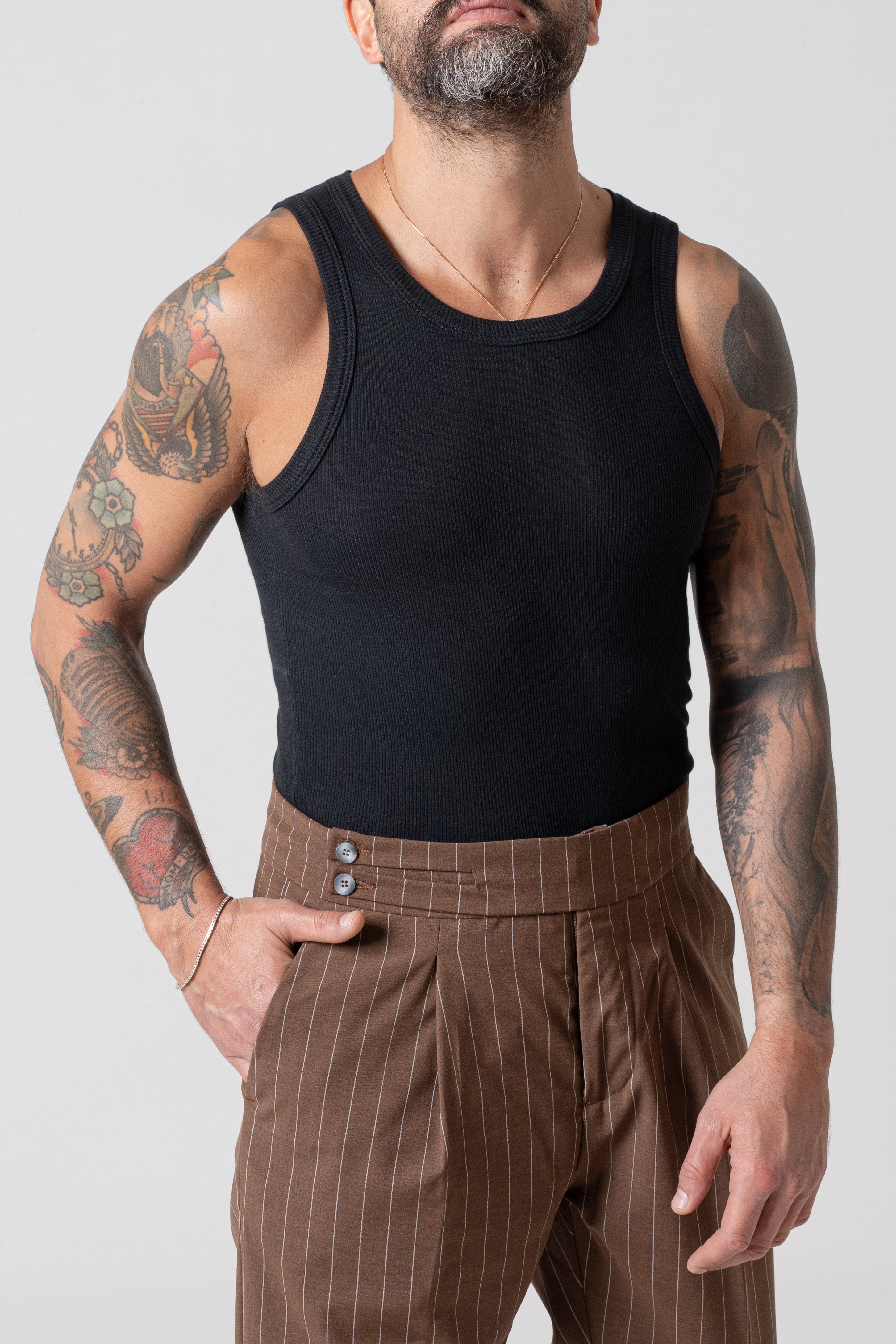 Camiseta de tirantes negra de algodón acanalado