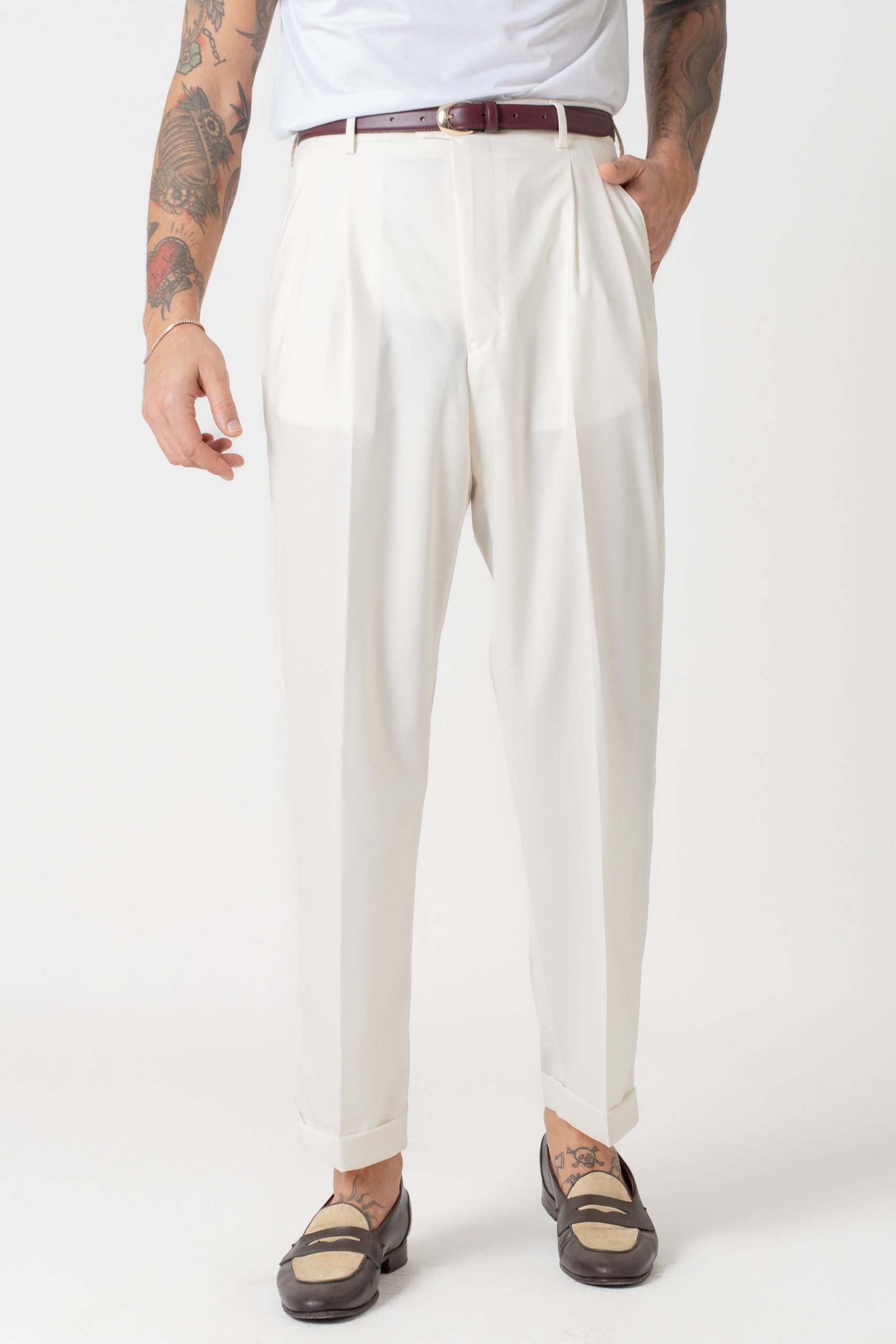 Pantalón Mykonos de pierna ancha con trabillas para cinturón en blanco mate