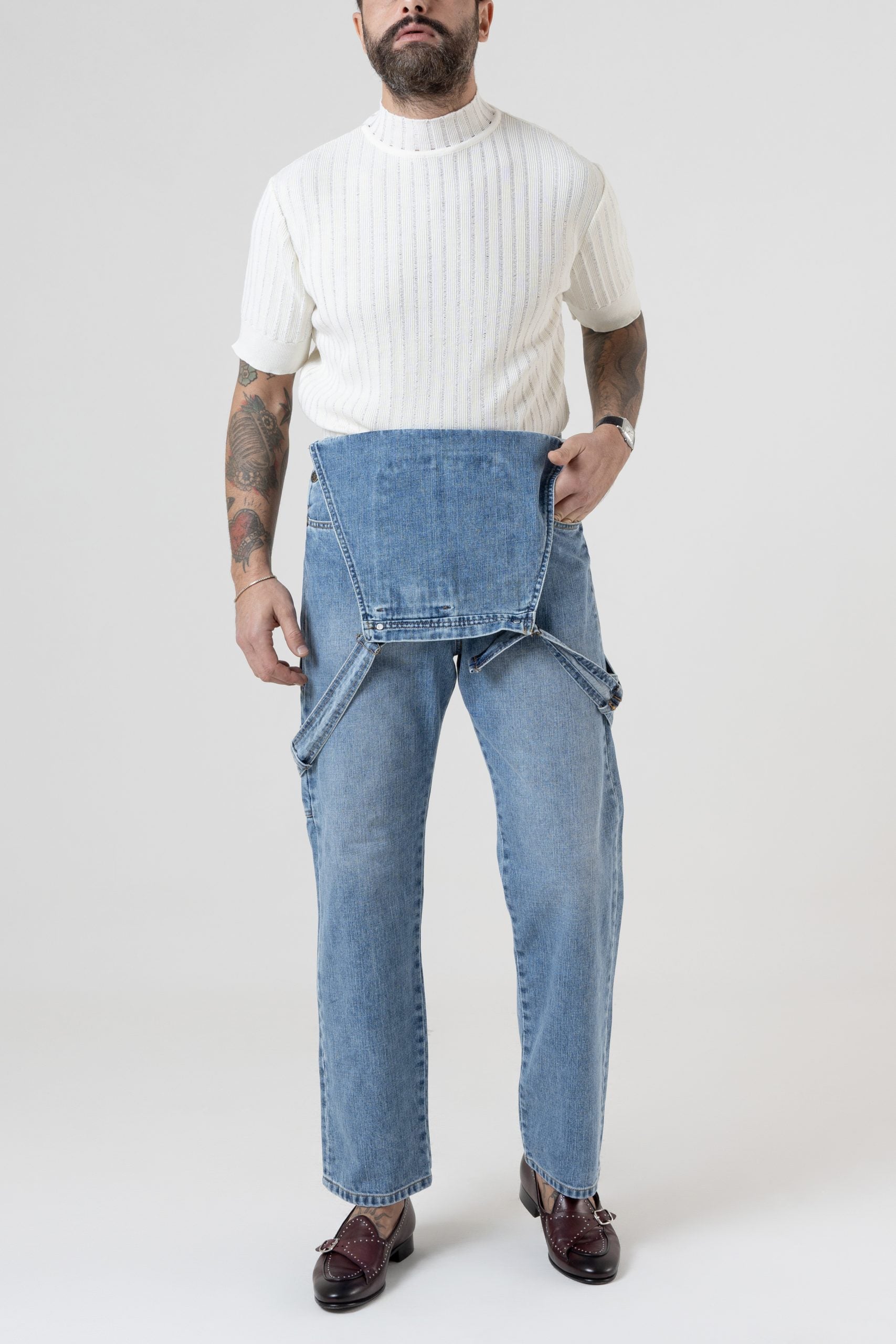 Peto vaquero de talle alto y bajo ancho en color lavado claro