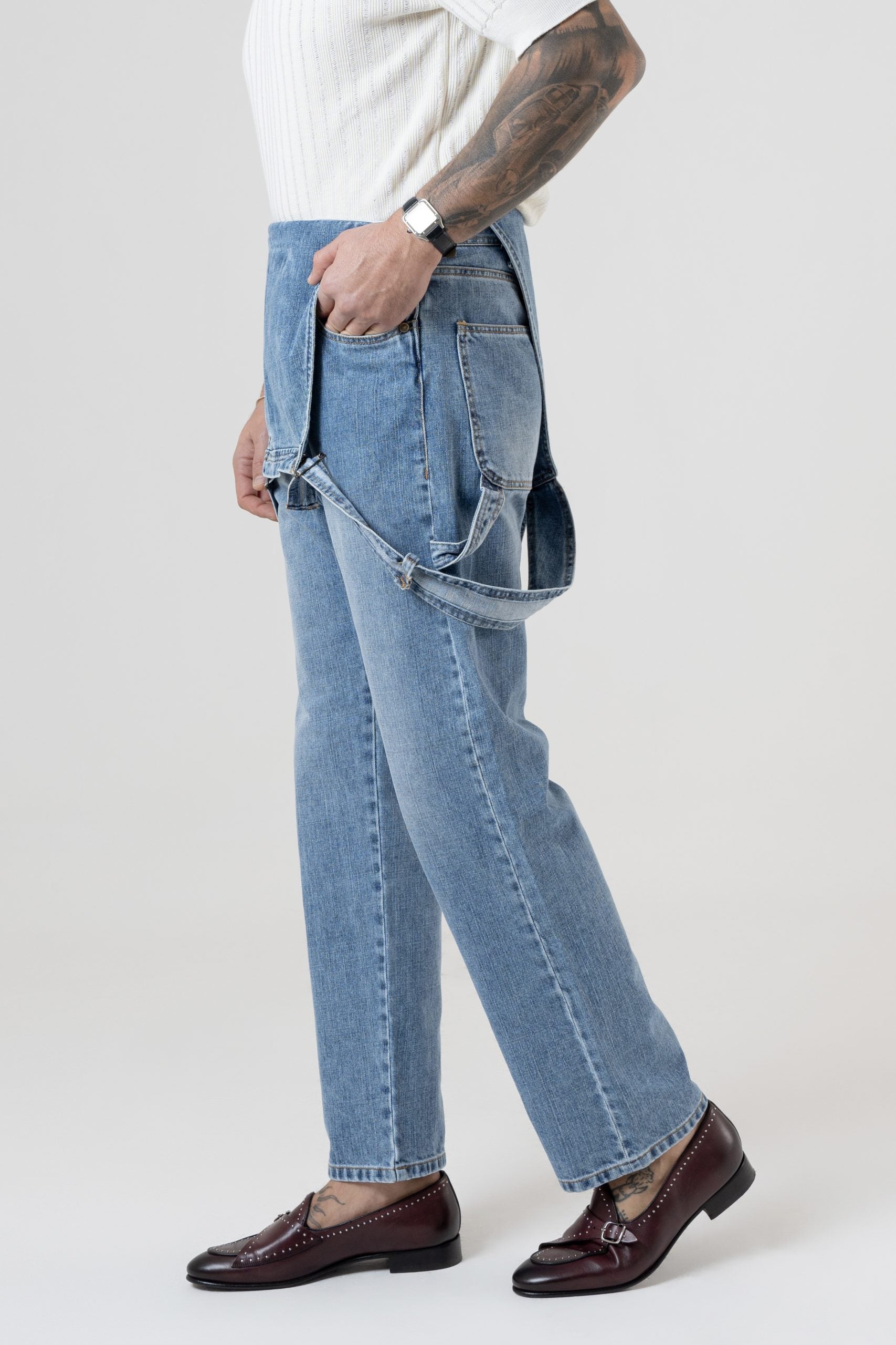 Peto vaquero de talle alto y bajo ancho en color lavado claro