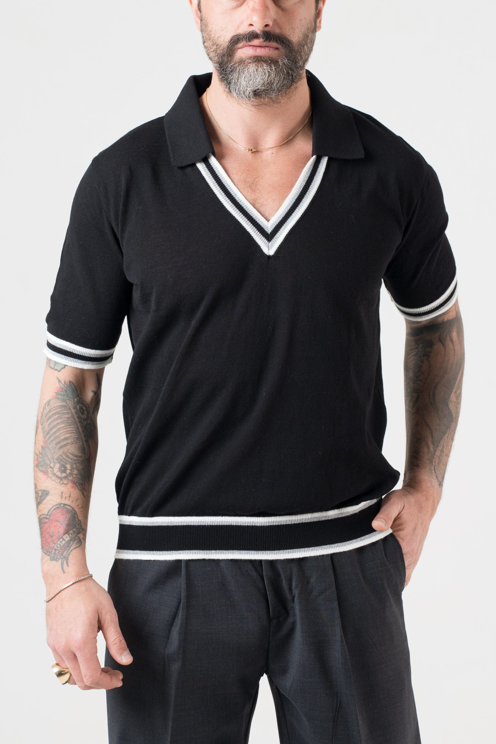 Polo con Collo a V a Contrasto Nero e Grigio