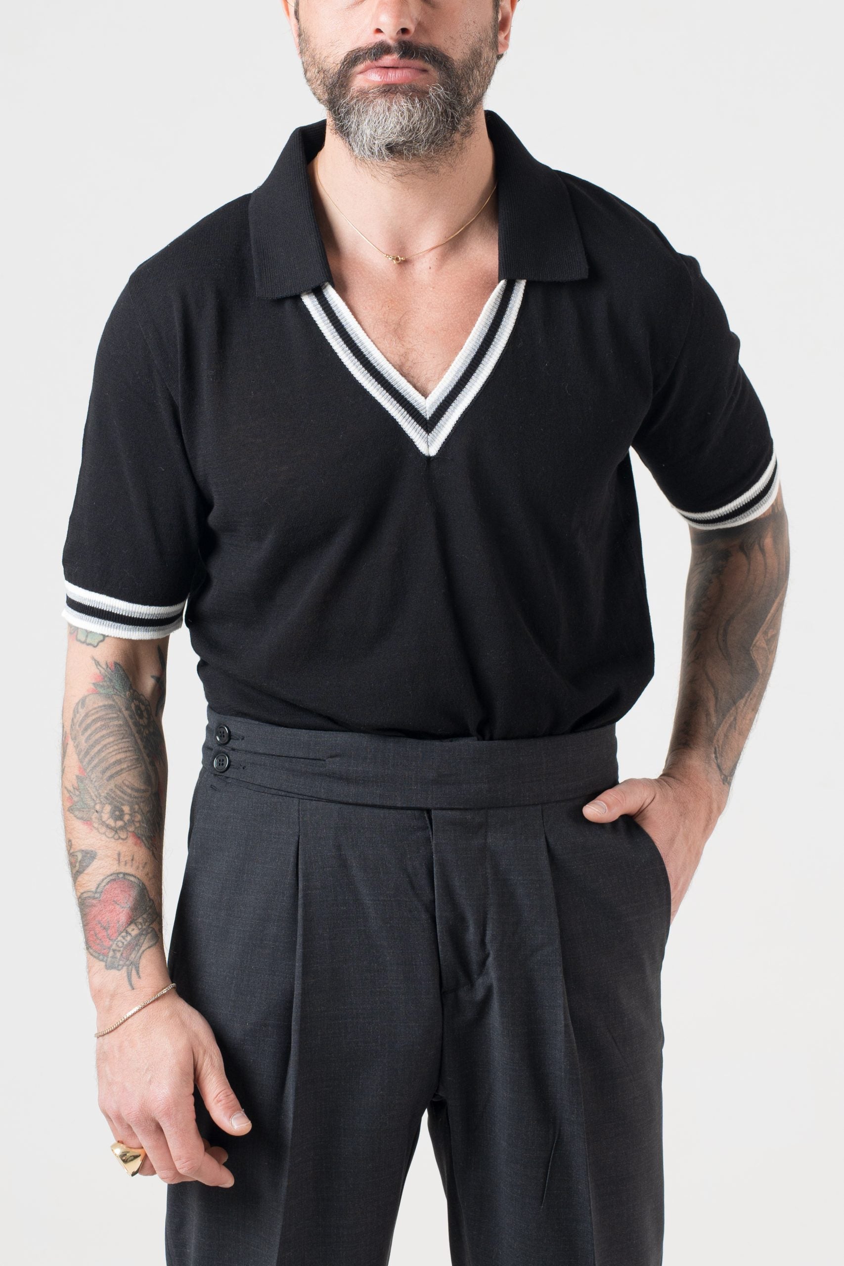 Polo con Collo a V a Contrasto Nero e Grigio