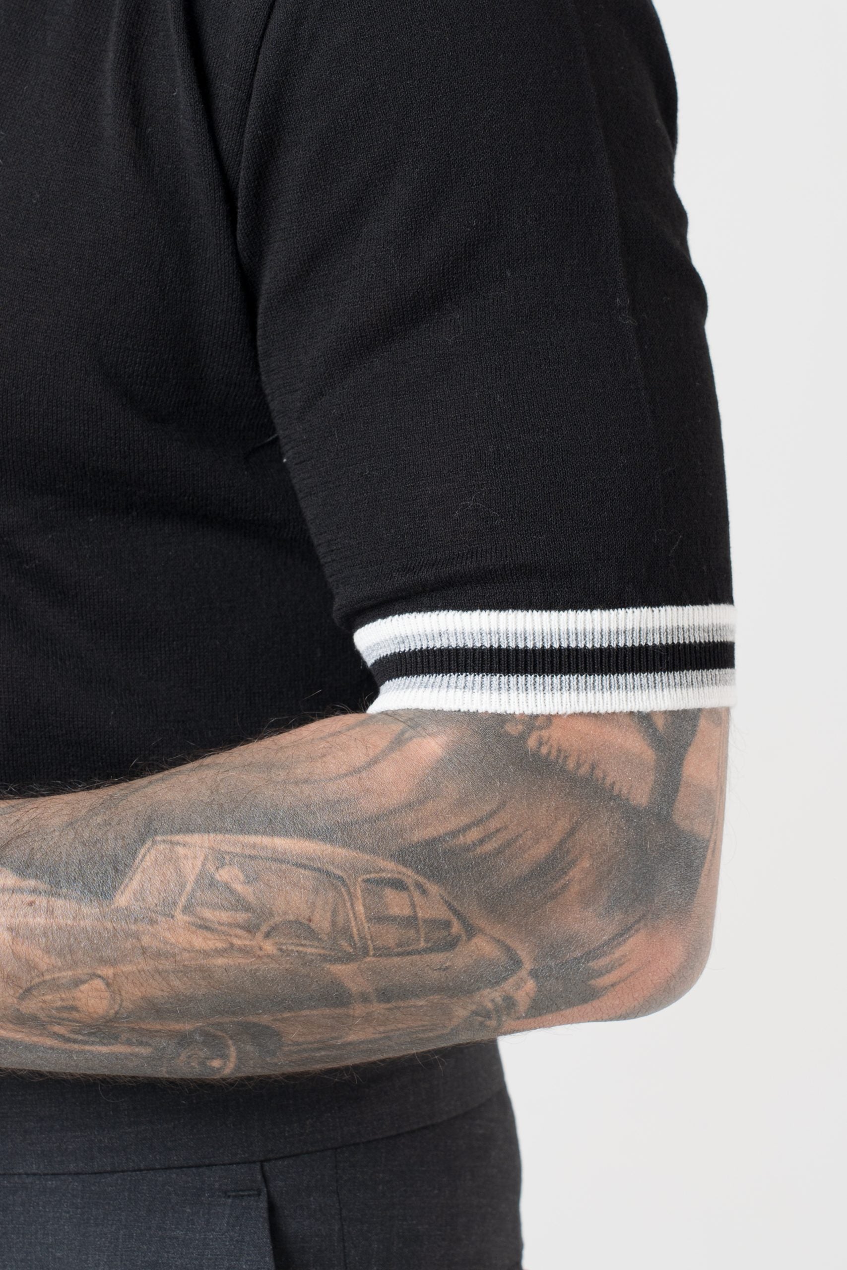 Polo con Collo a V a Contrasto Nero e Grigio