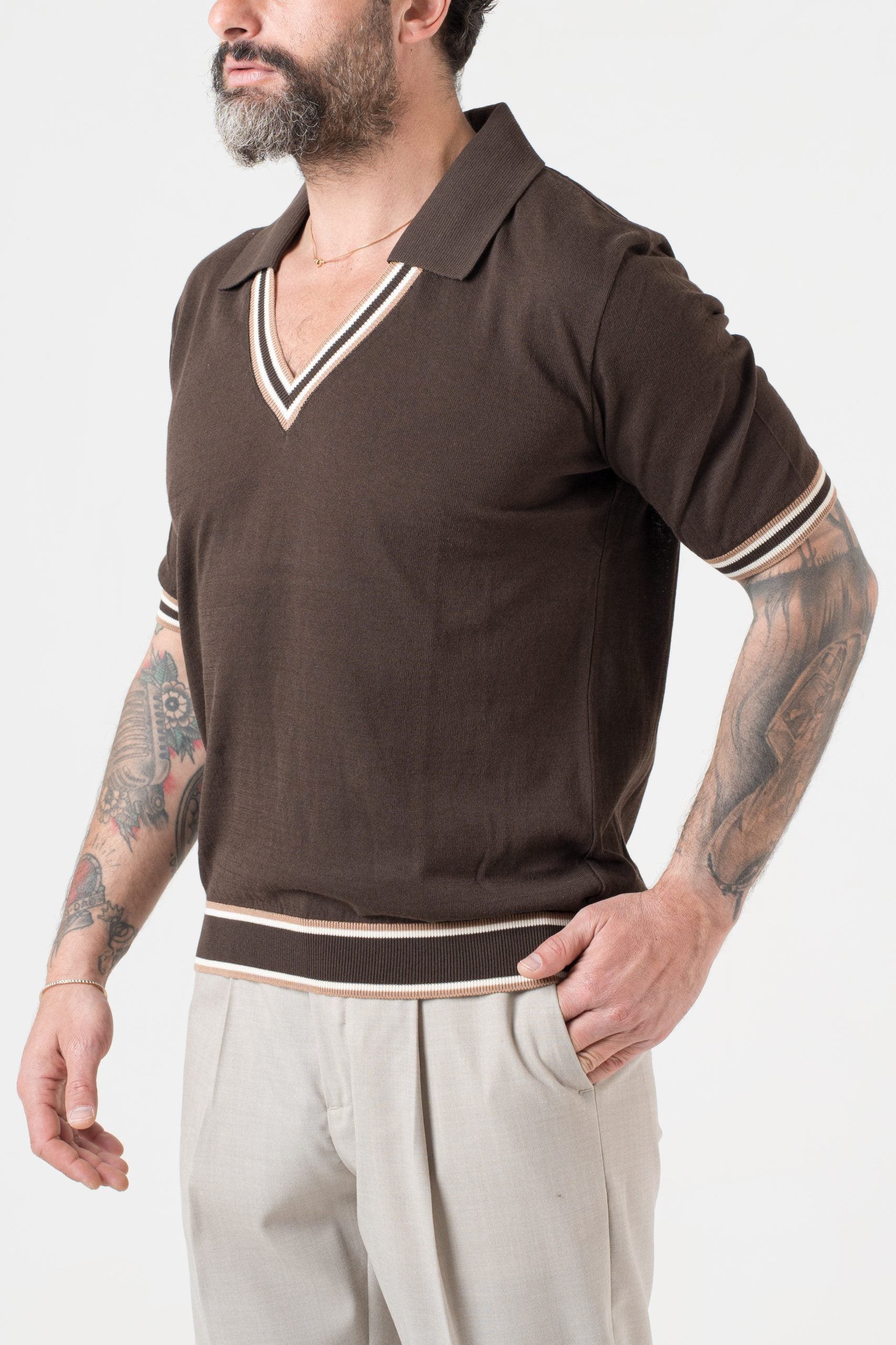 Polo con Collo a V a Contrasto Moro e Beige