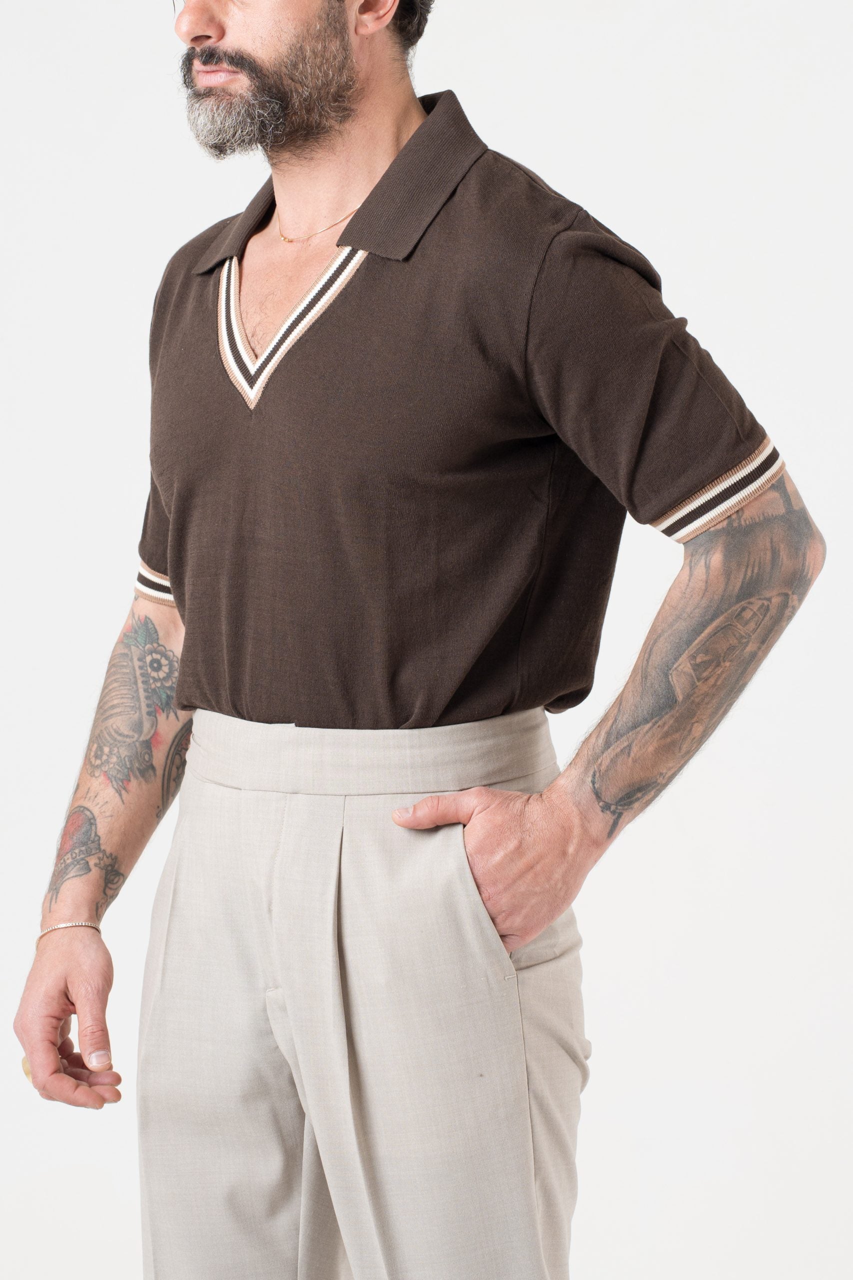 Polo con Collo a V a Contrasto Moro e Beige