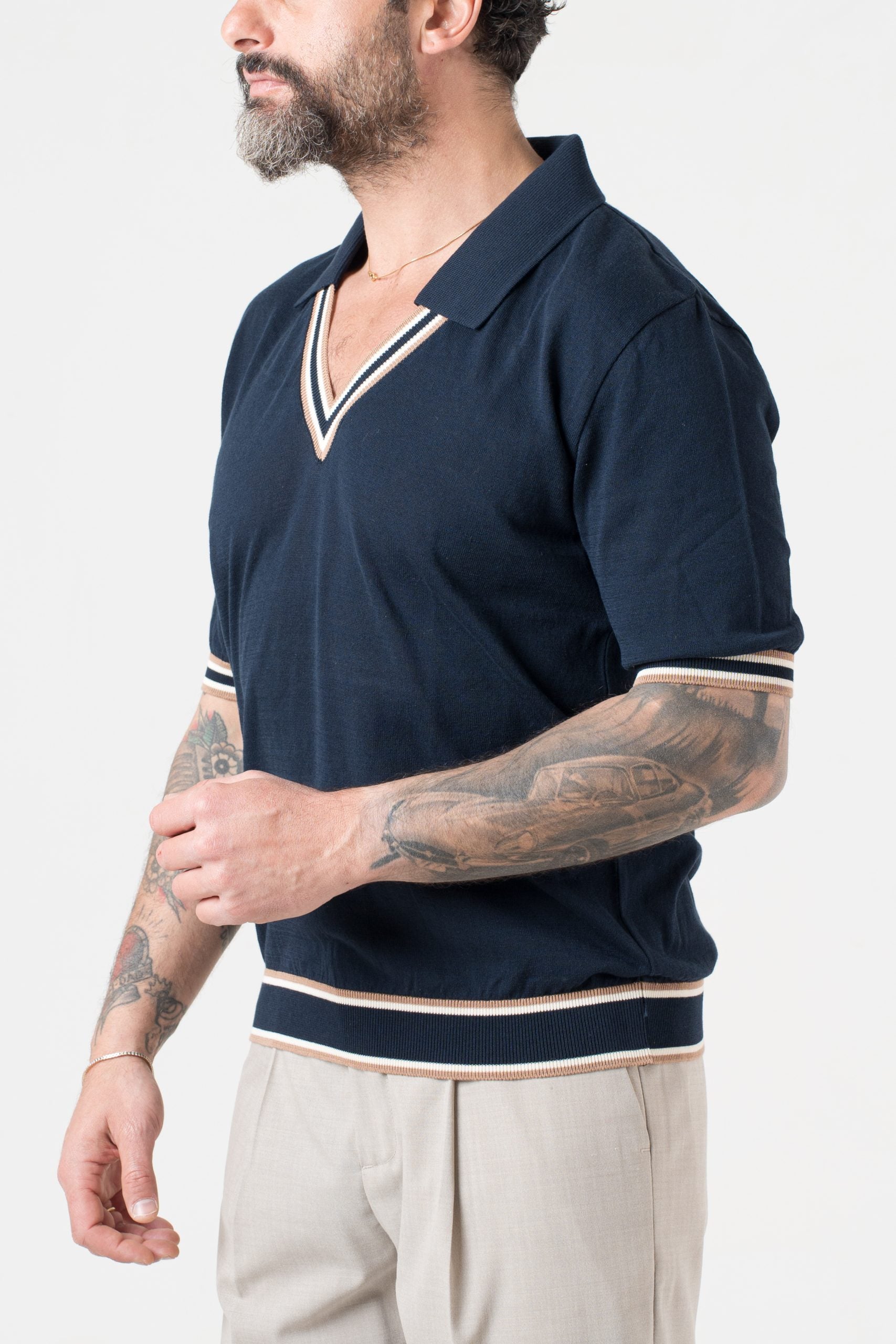 Polo con Collo a V a Contrasto Blu e Beige