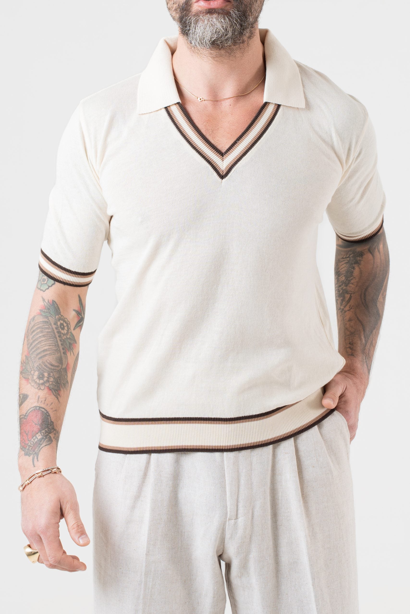 Polo con Collo a V a Contrasto Burro e Beige