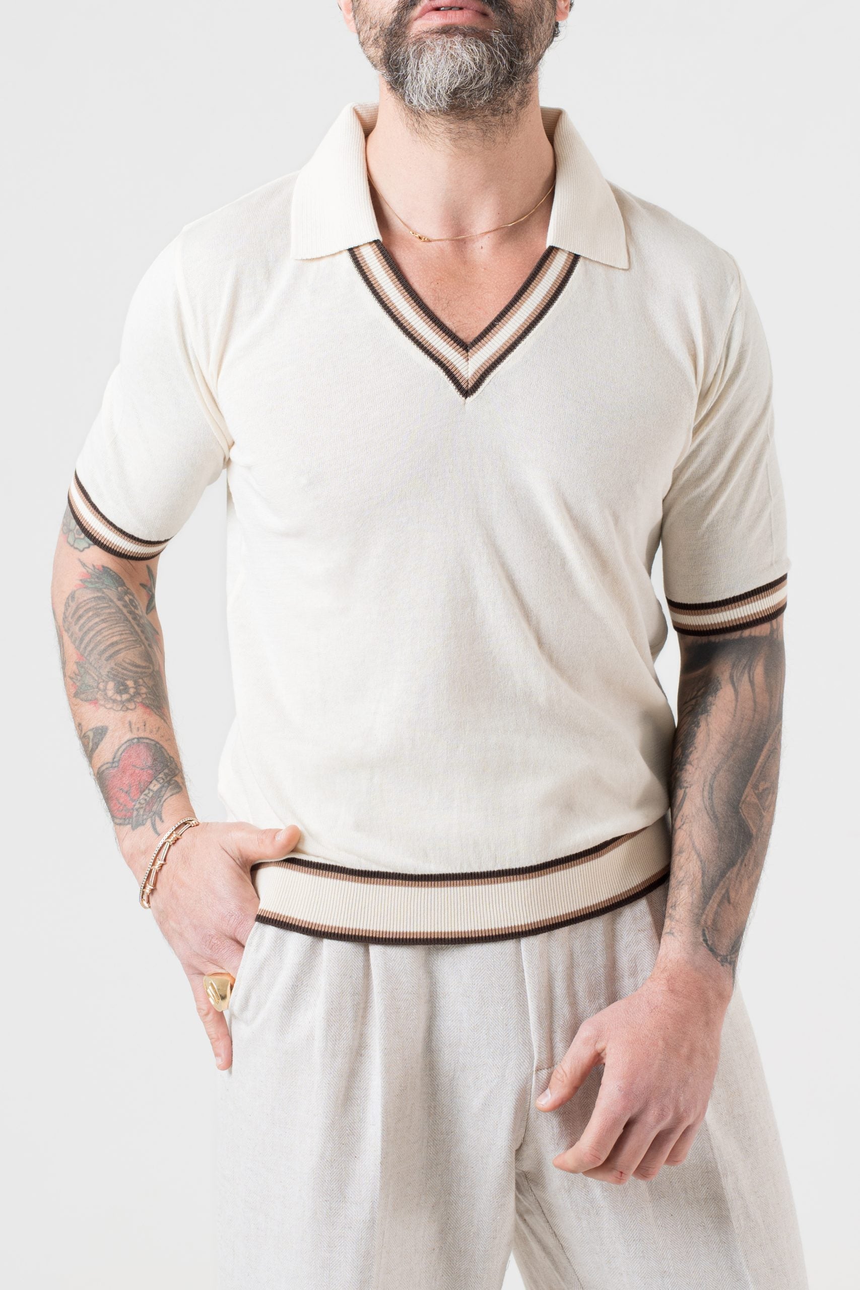 Polo con Collo a V a Contrasto Burro e Beige