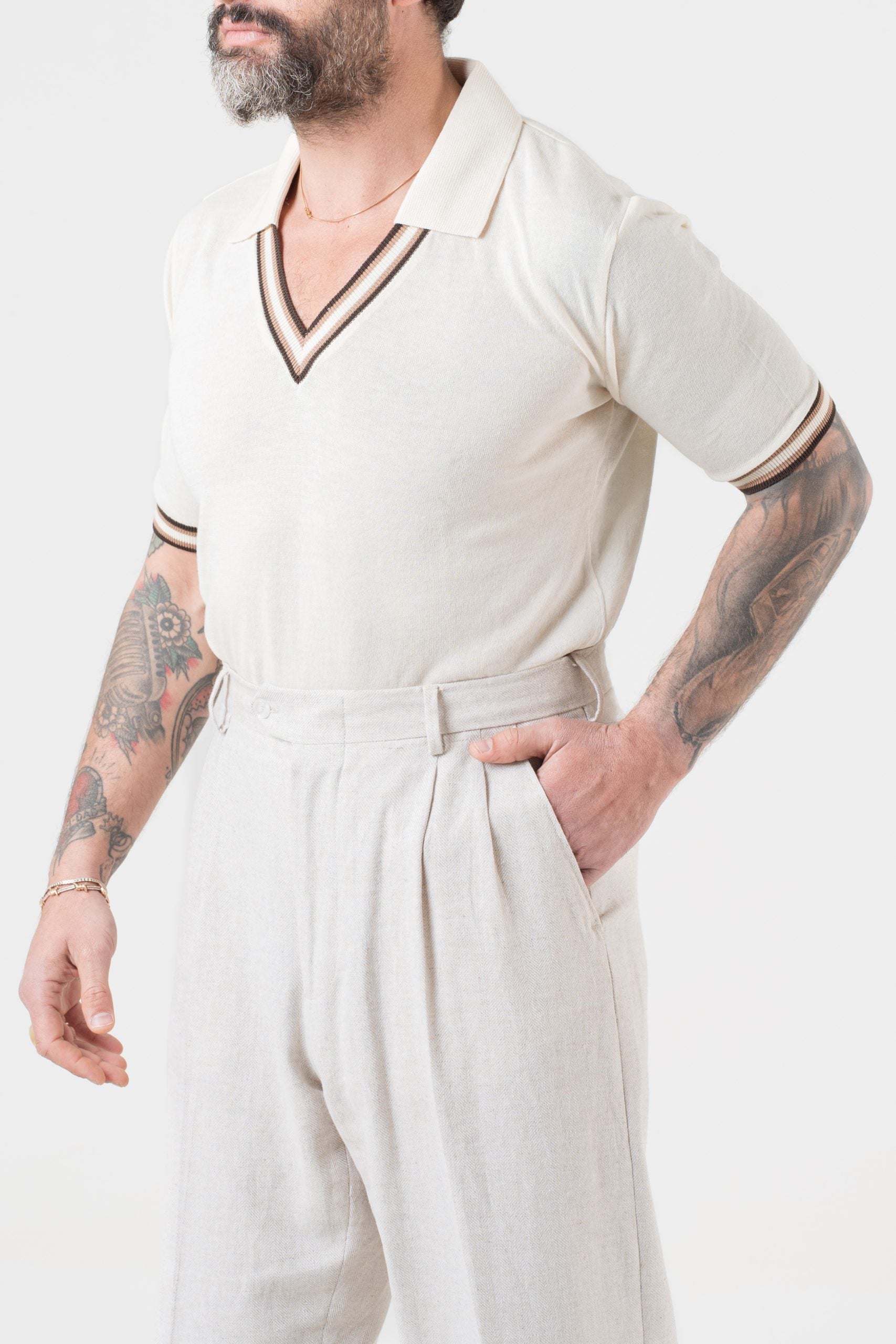 Polo con Collo a V a Contrasto Burro e Beige