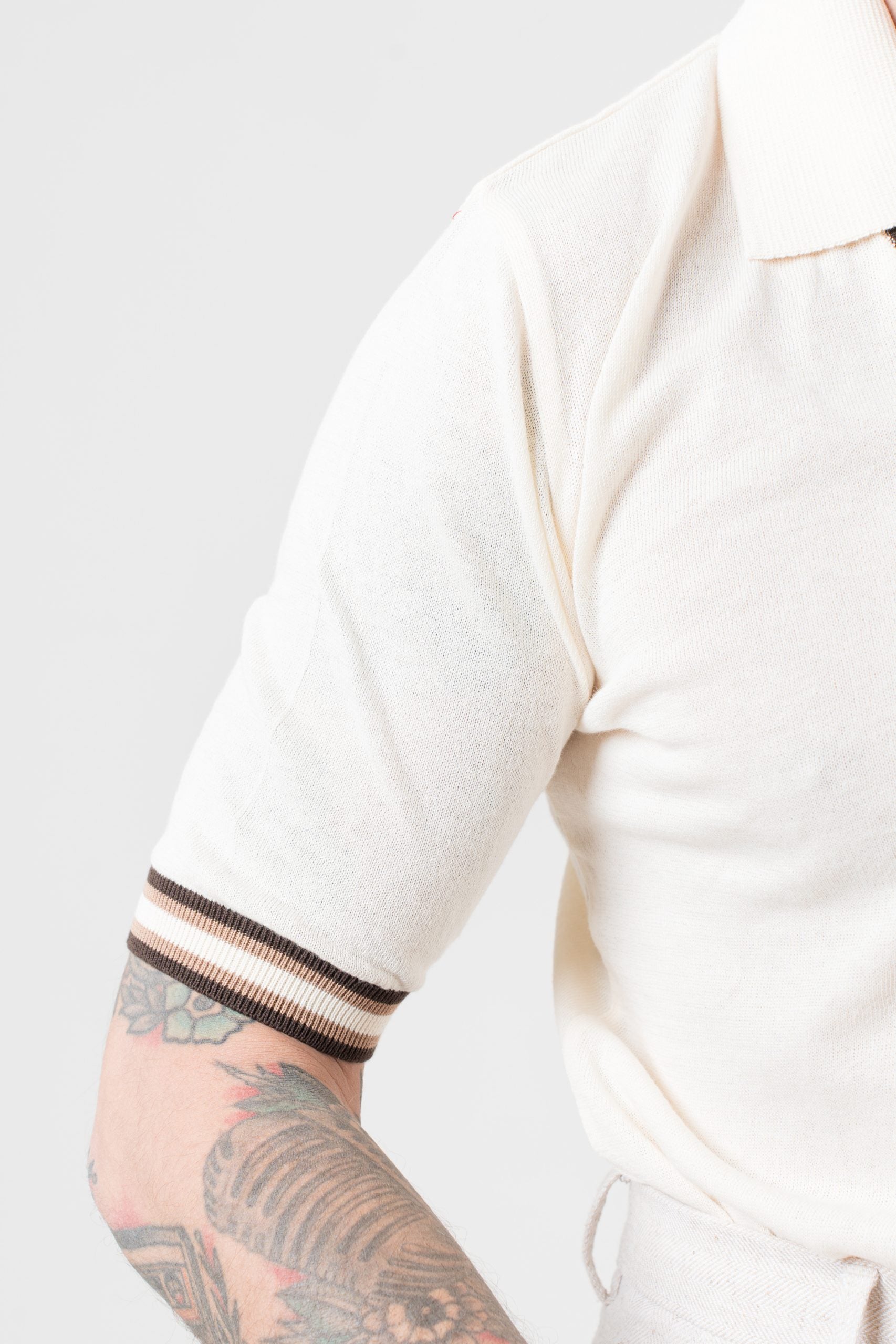 Polo con Collo a V a Contrasto Burro e Beige