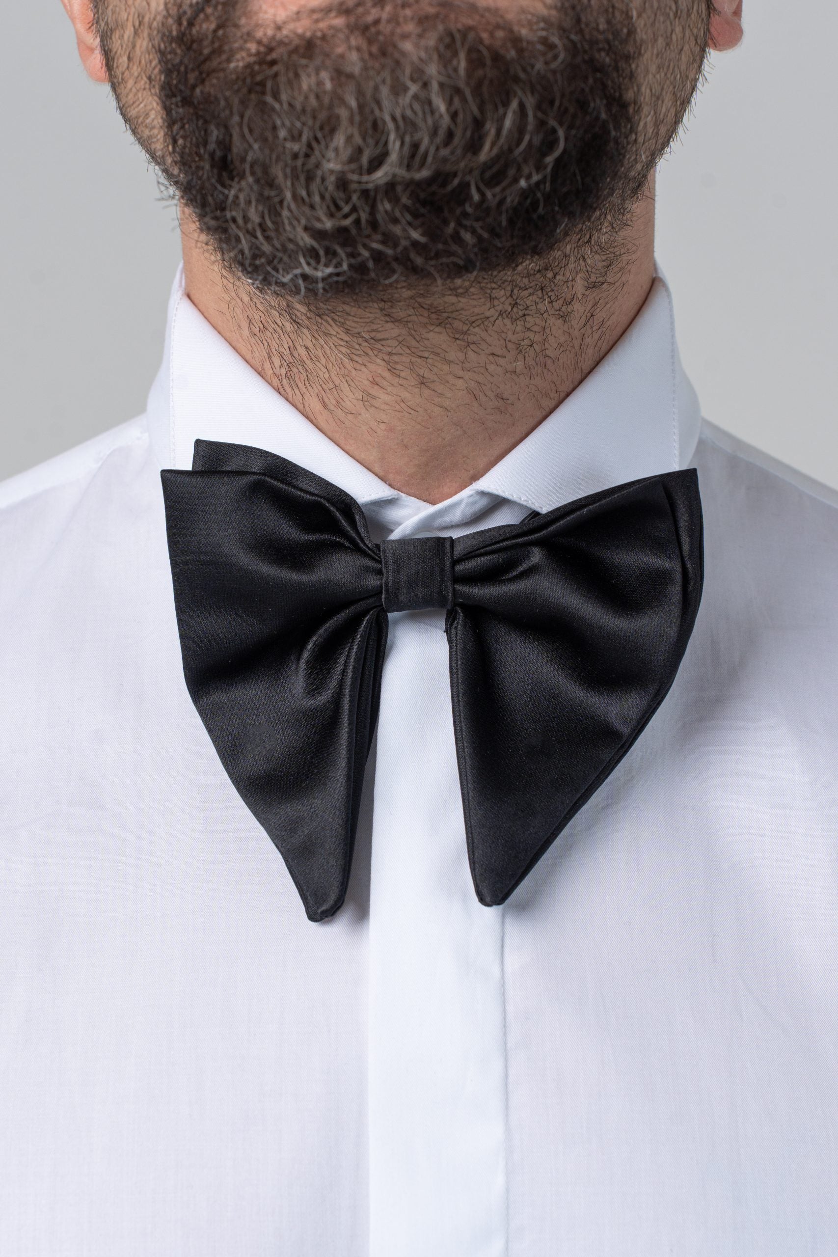 Pajarita de satén en forma de lágrima