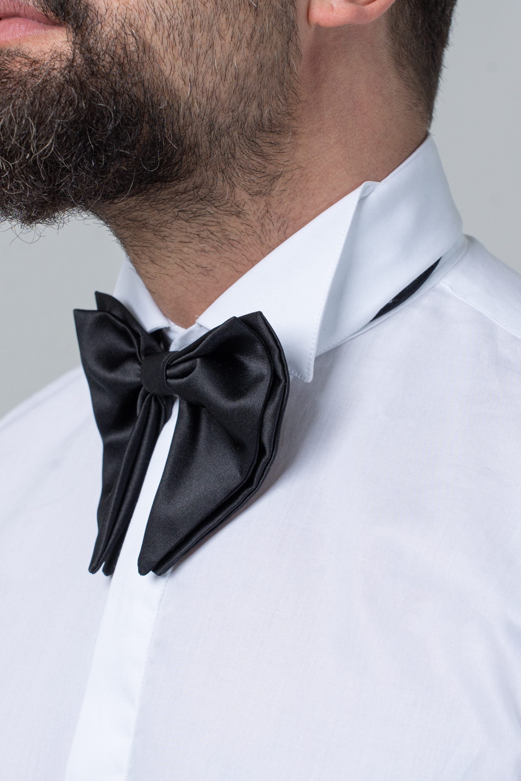 Pajarita de satén en forma de lágrima