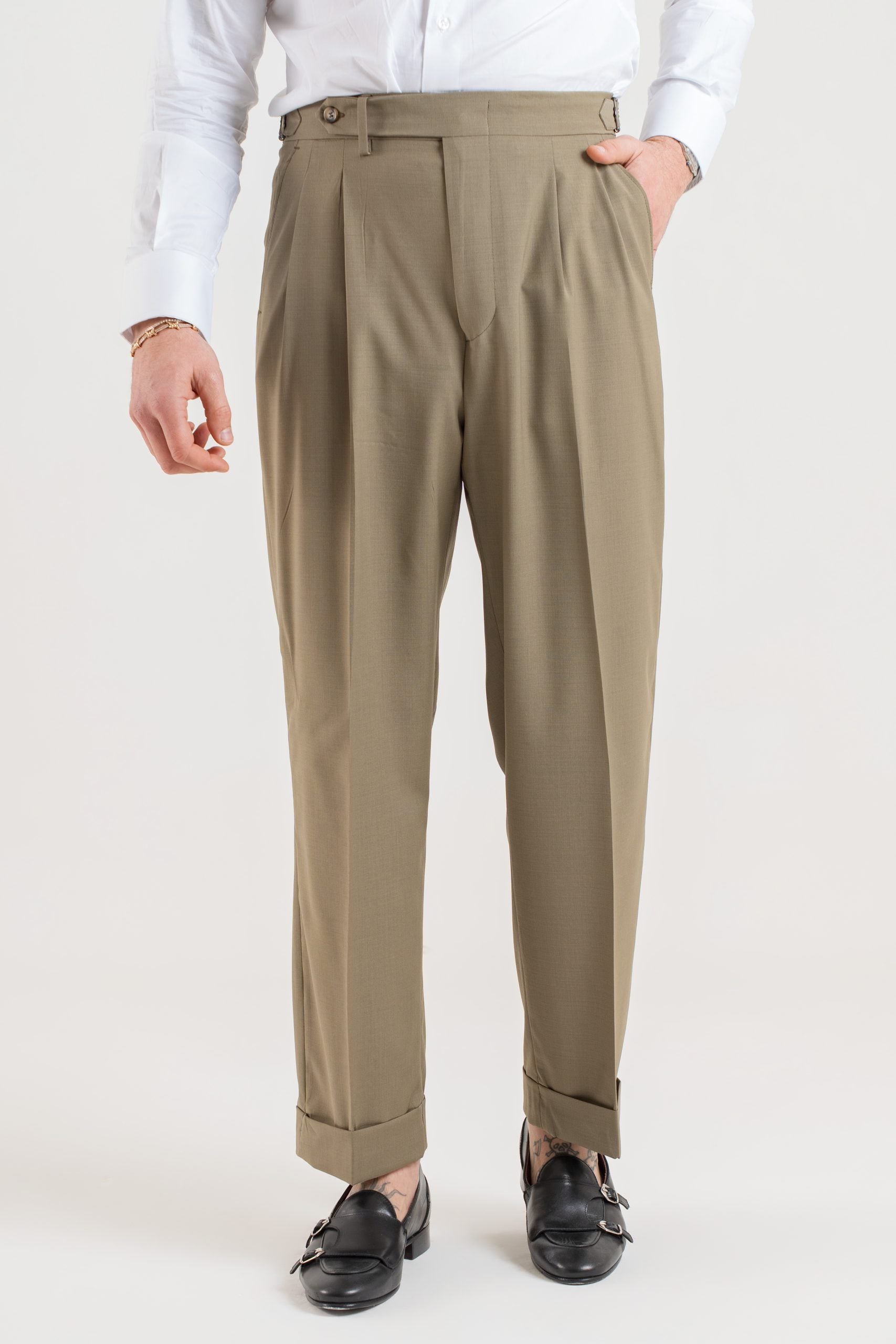 Pantalones Nairobi color caqui de pierna ancha con hebillas laterales