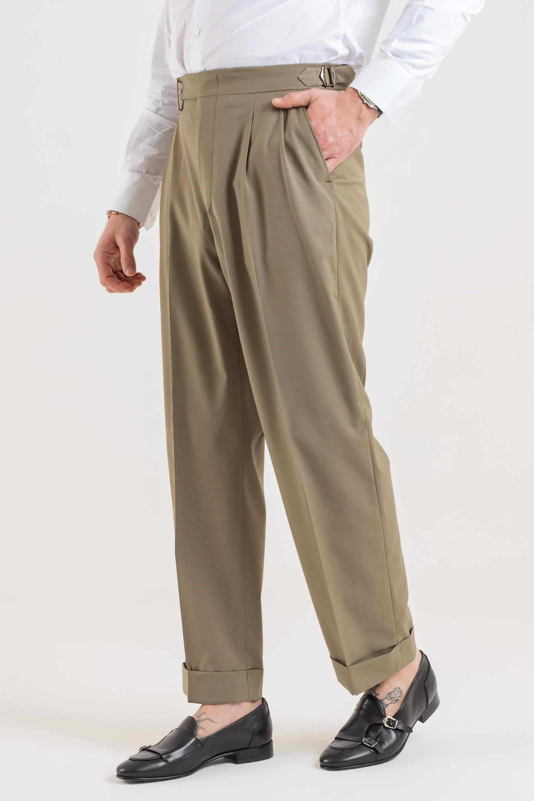 Pantalones Nairobi color caqui de pierna ancha con hebillas laterales