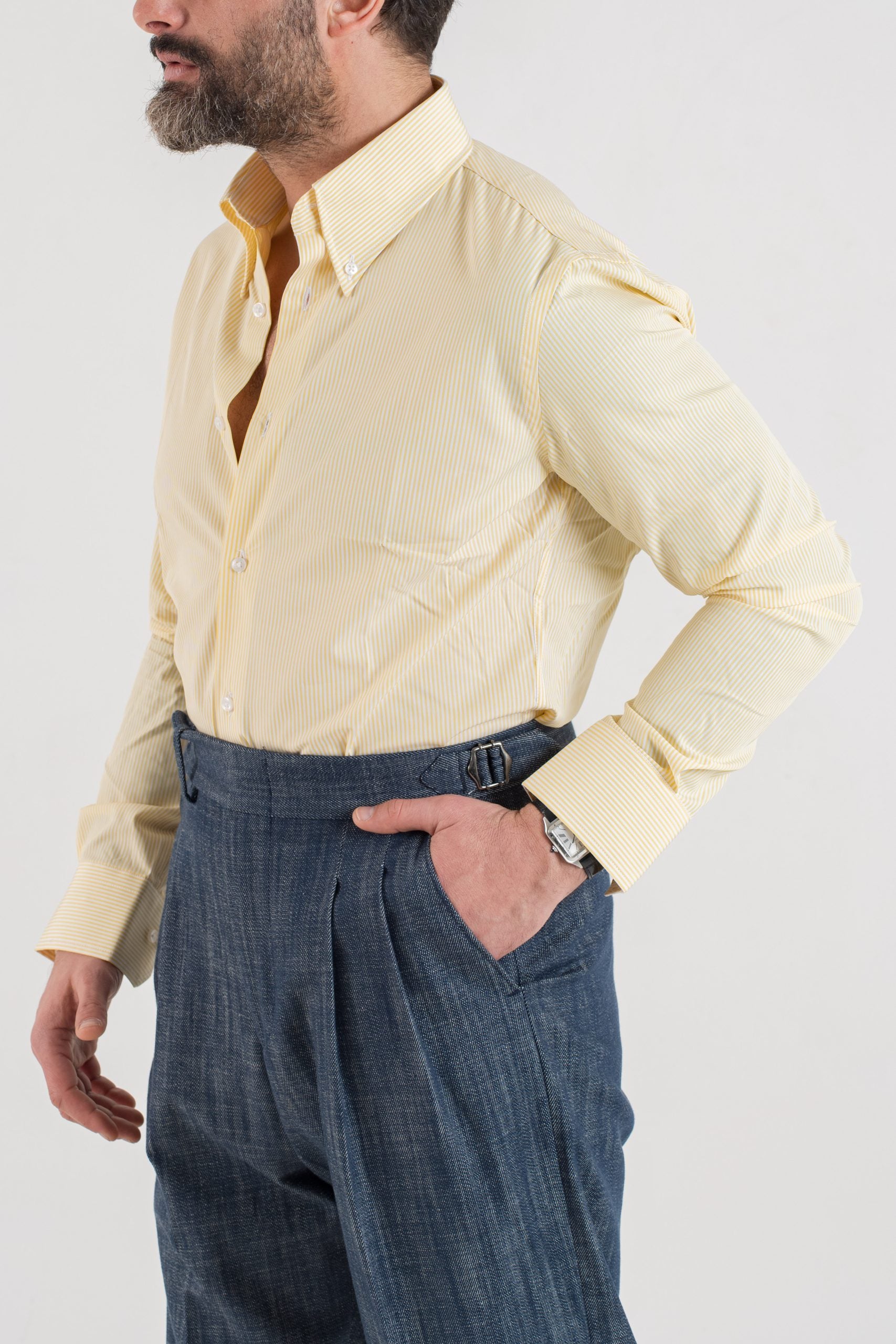 Camisa amarilla a rayas con cuello abotonado