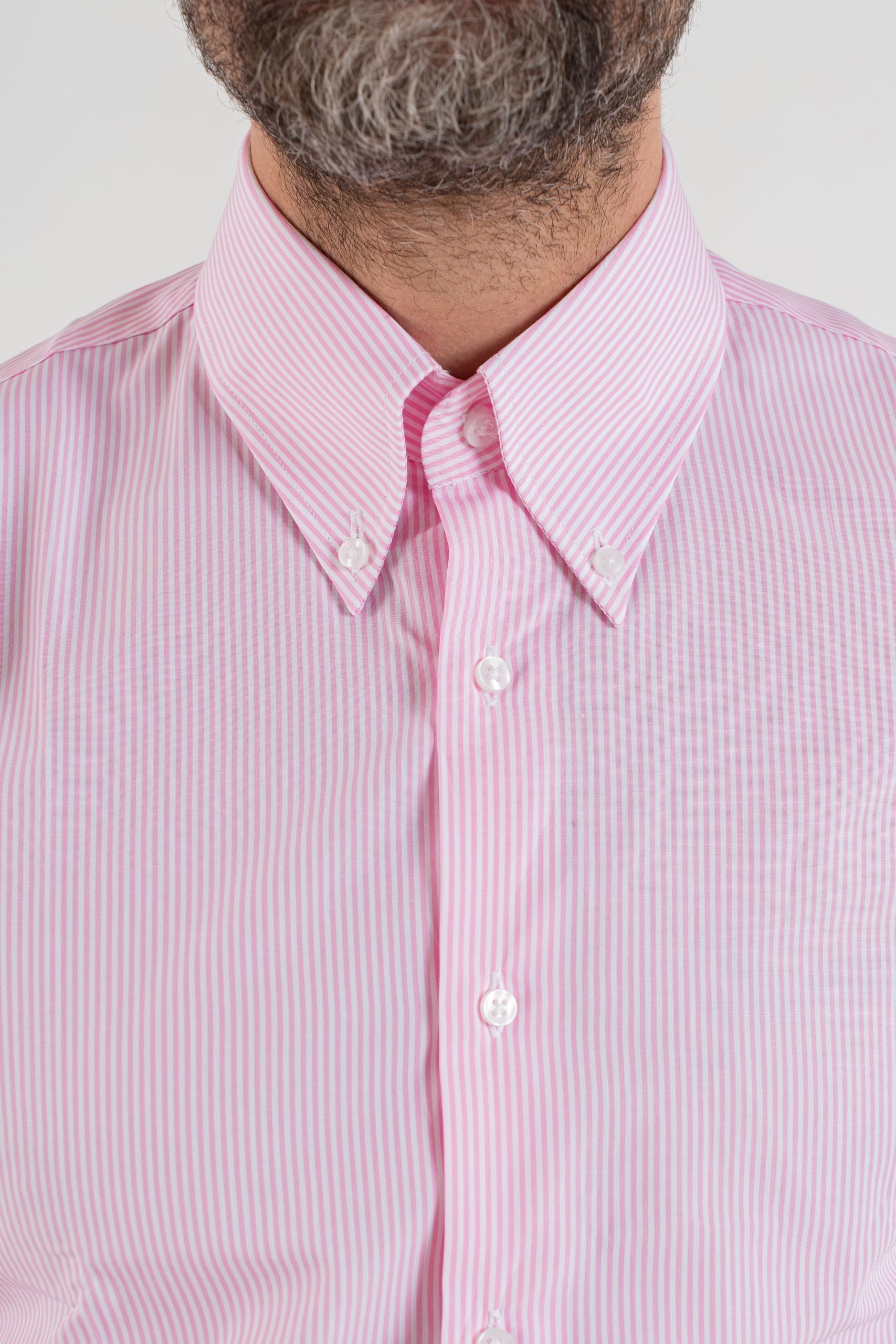 Camisa rosa a rayas con botones