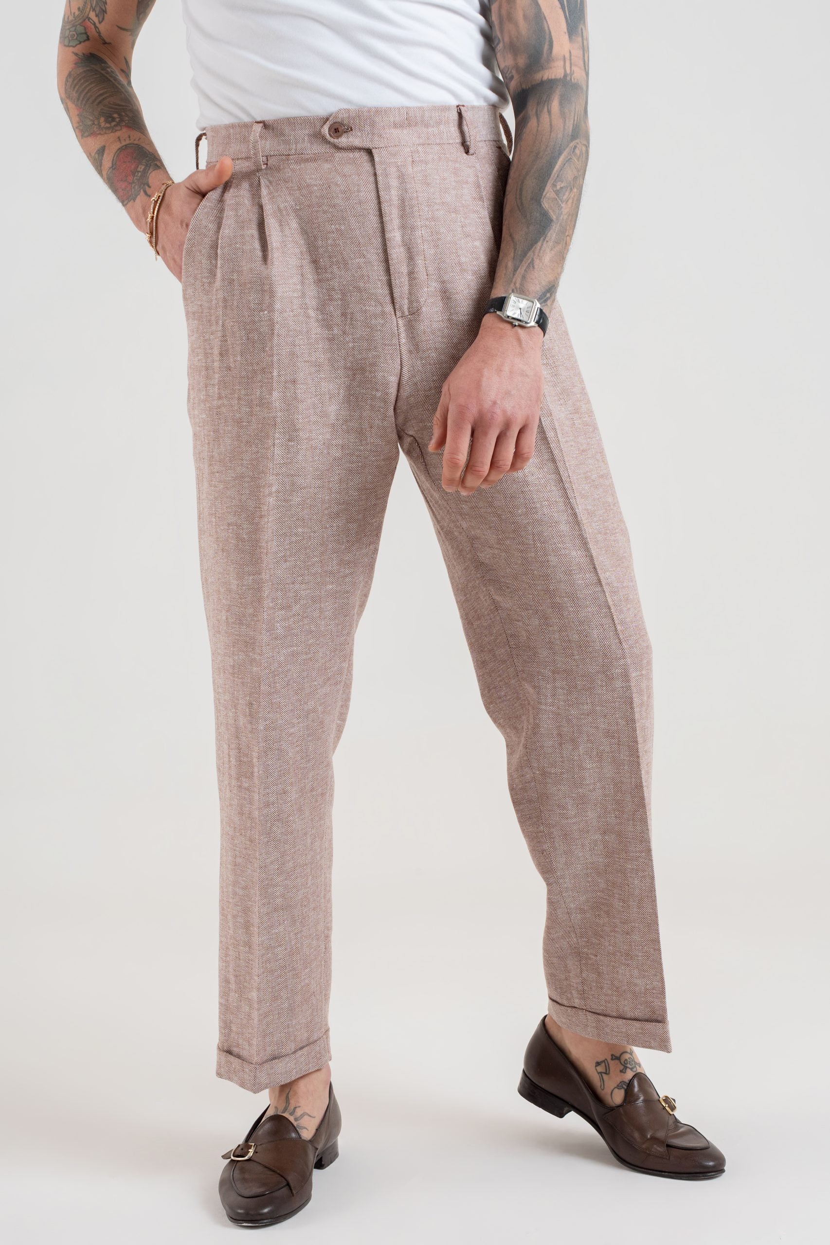 Pantalón de pernera ancha con trabillas para cinturón en espiga color cacao