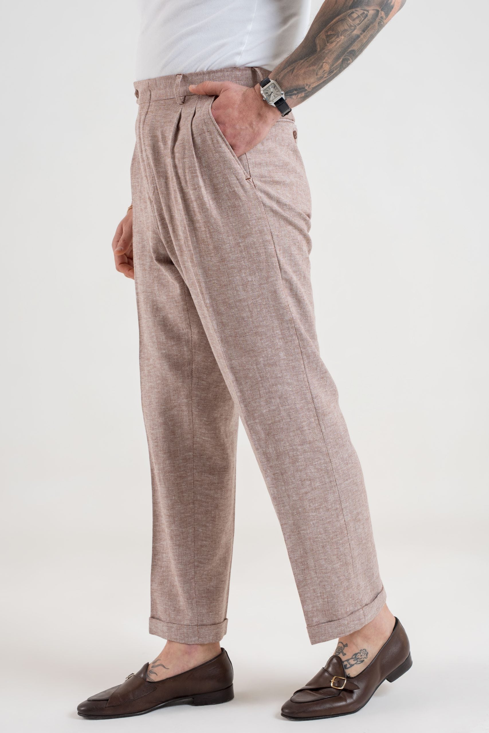 Pantalón de pernera ancha con trabillas para cinturón en espiga color cacao