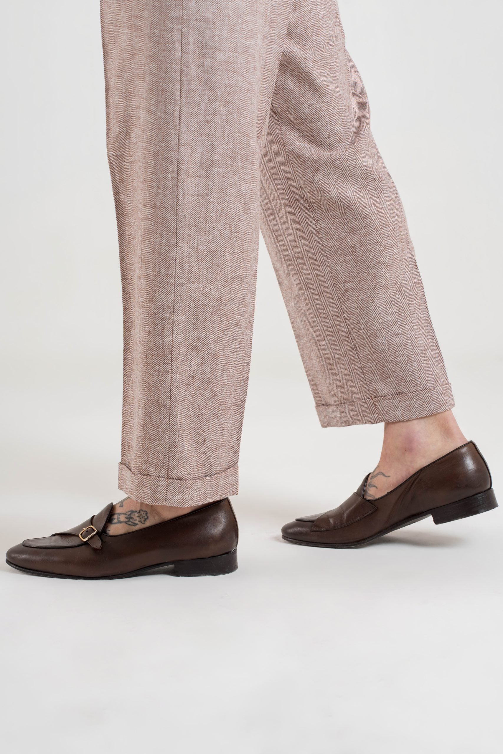 Pantalón de pernera ancha con trabillas para cinturón en espiga color cacao