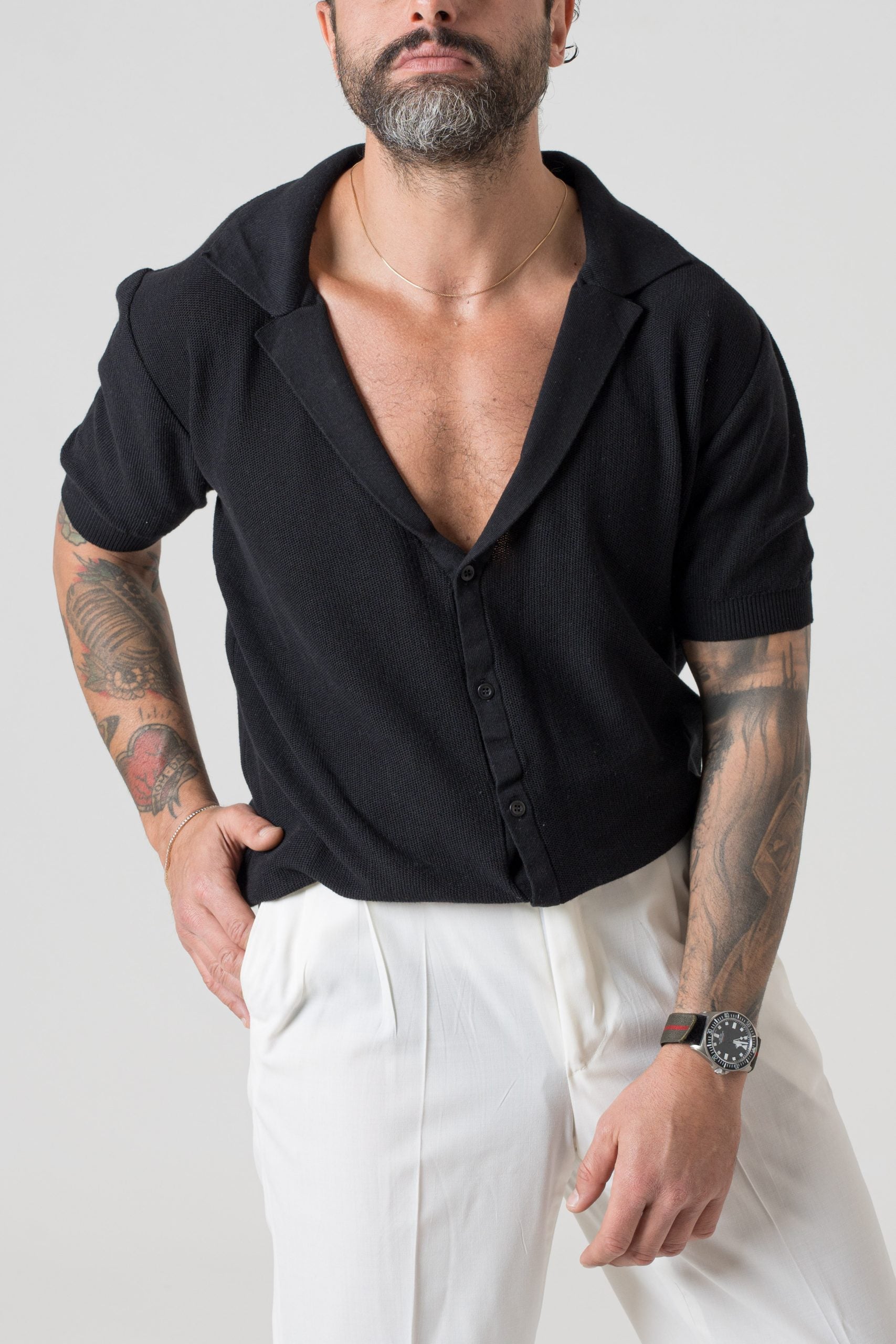 Camisa negra de cuello cubano en hilo