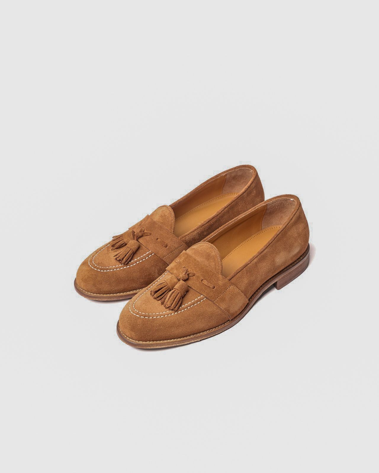 Mocasín con borlas de piel negra