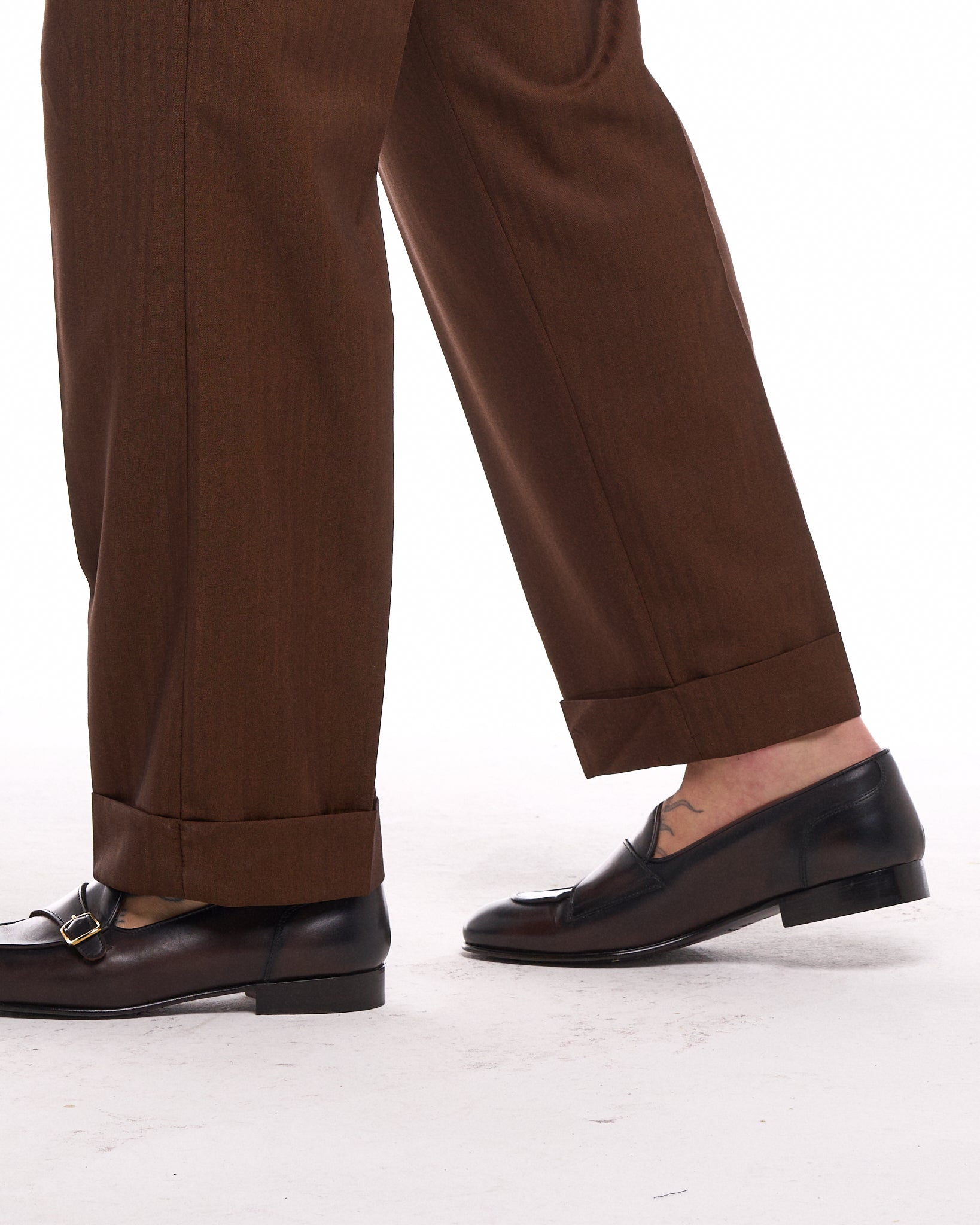 Pantalones anchos Wall Street con hebillas laterales en gris
