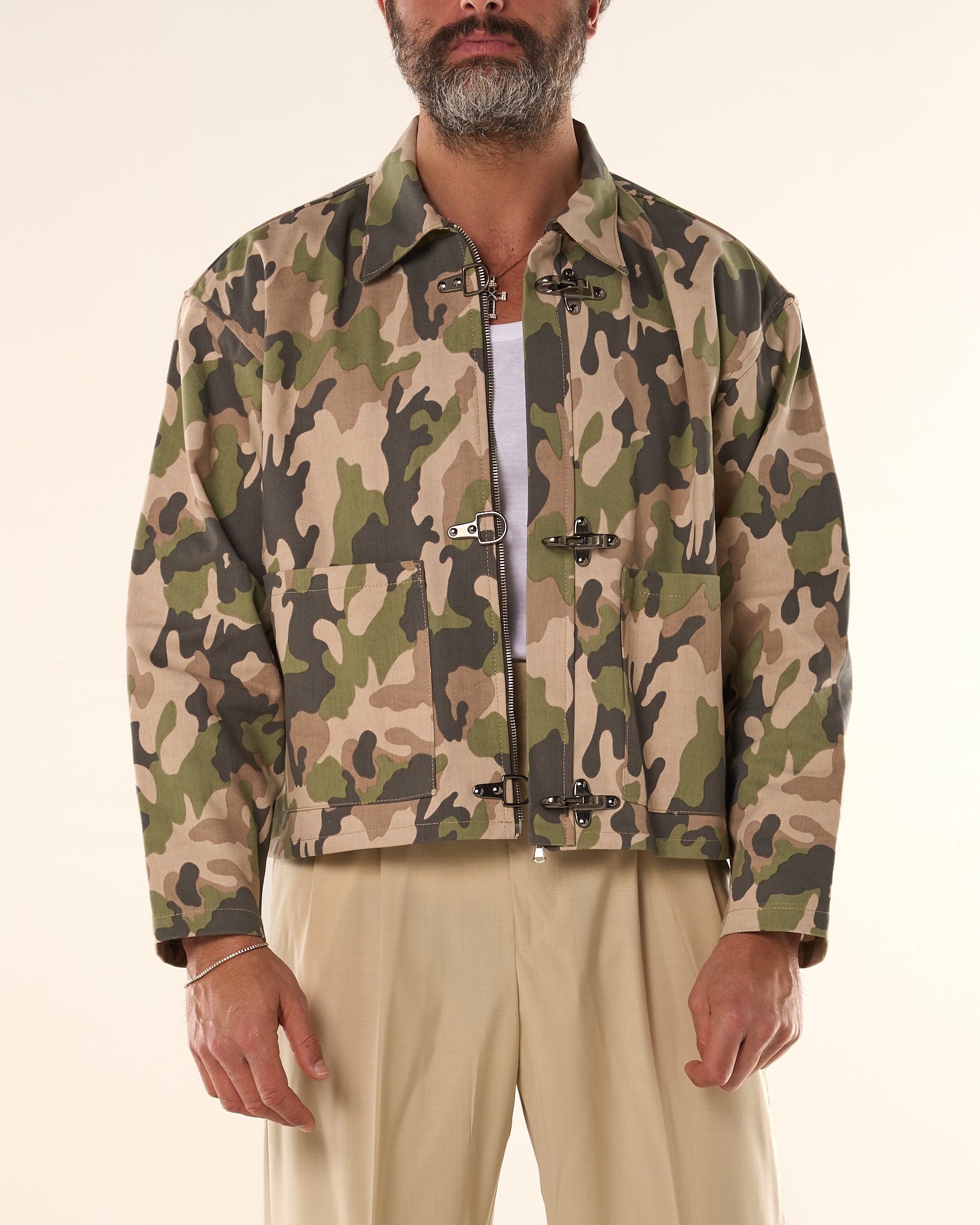 Giacca Cropped con Moschettoni Camouflage Beige