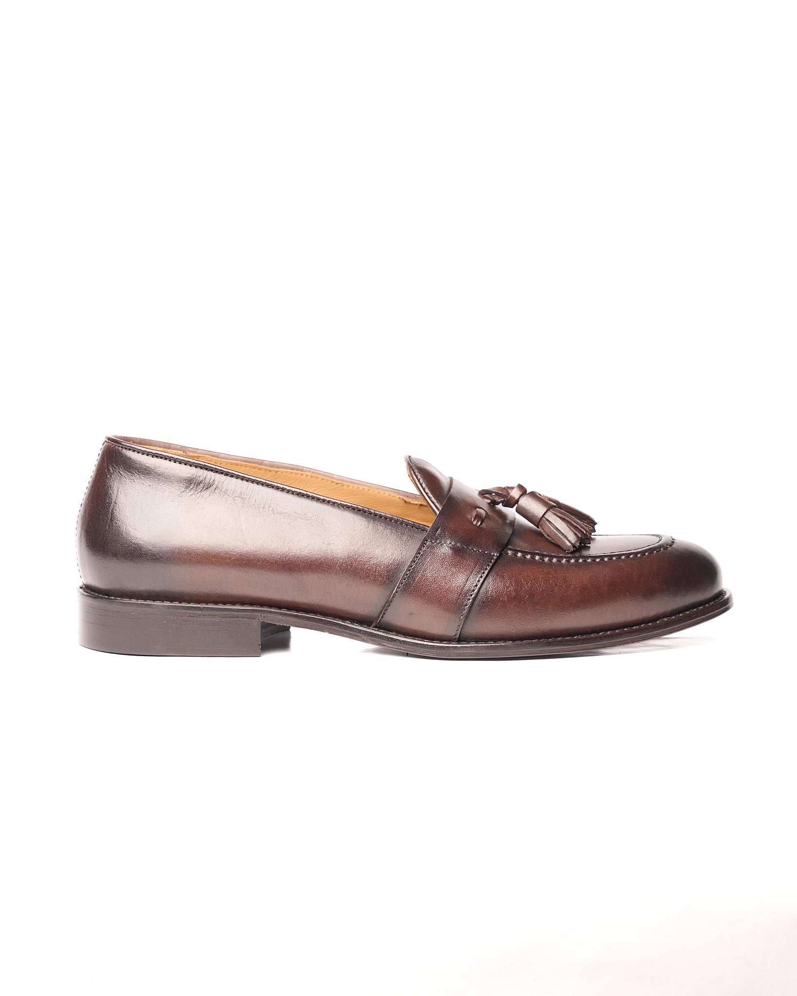 Mocasín con borlas de piel negra