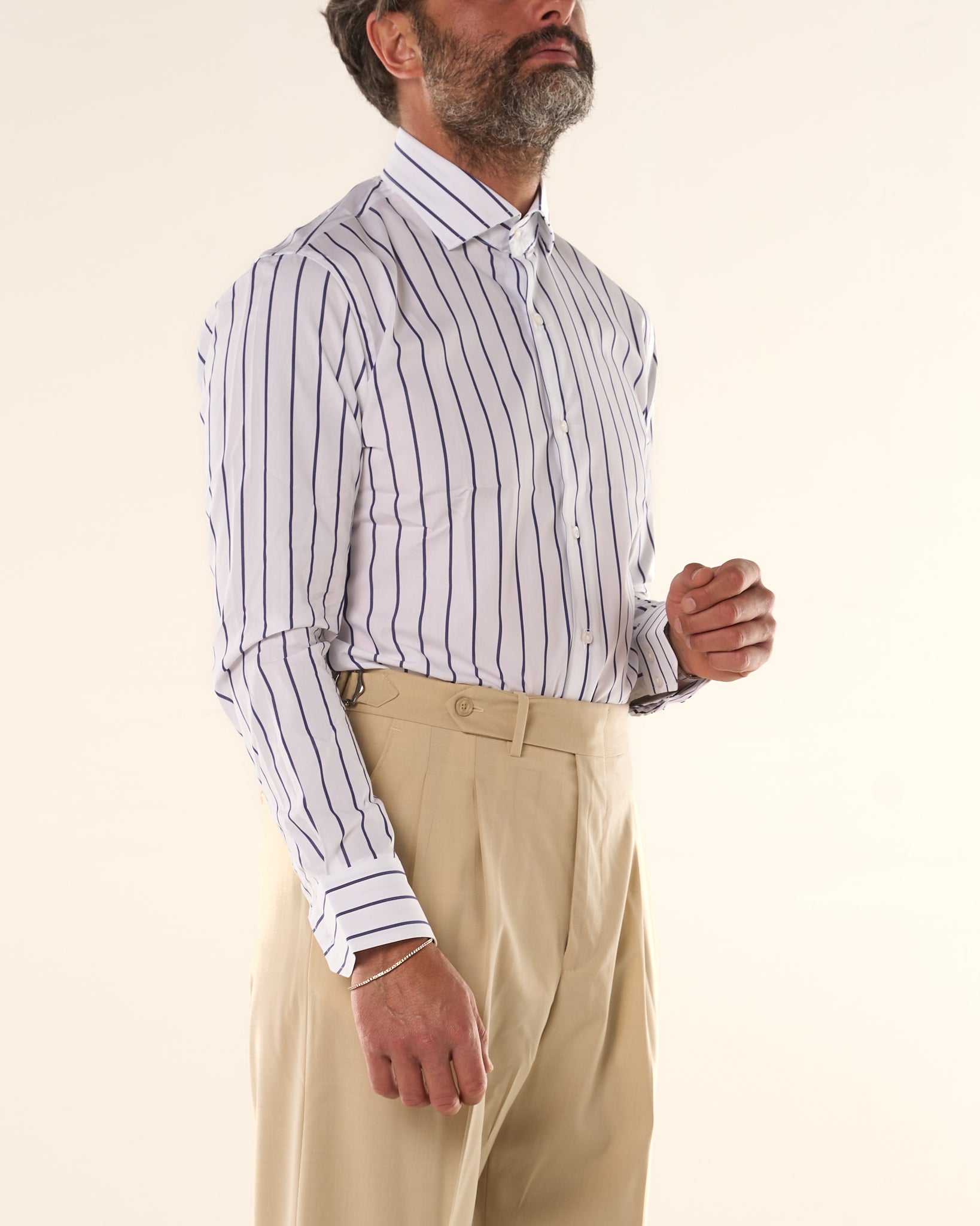 Camisa negra de cuello francés