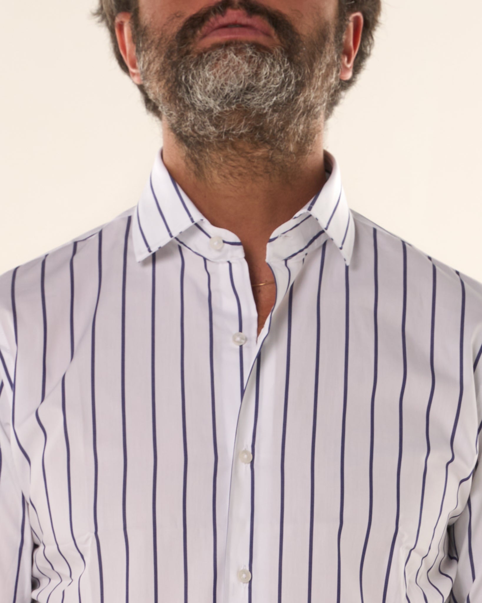Camisa negra de cuello francés