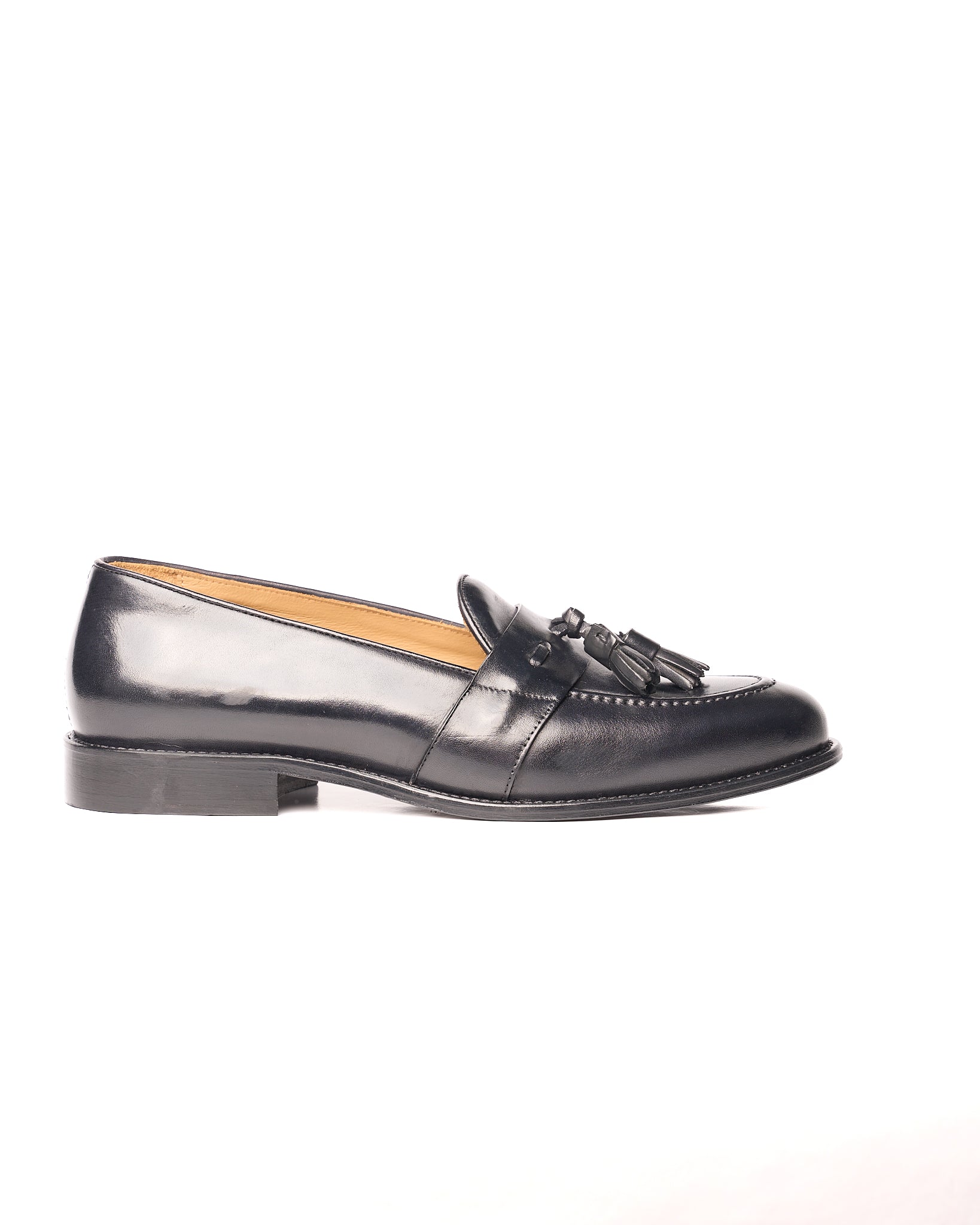 Mocasín con borlas de piel negra