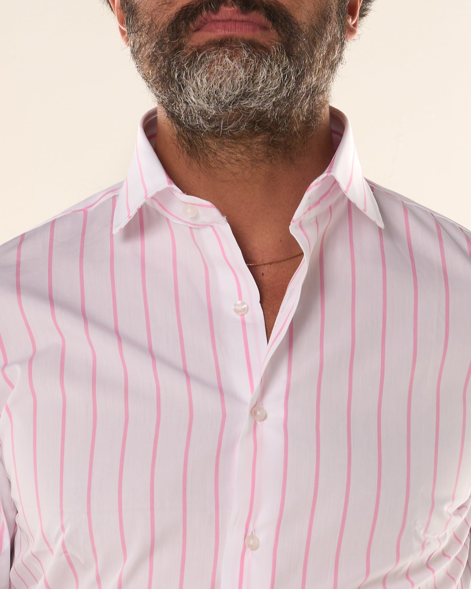 Camisa negra de cuello francés