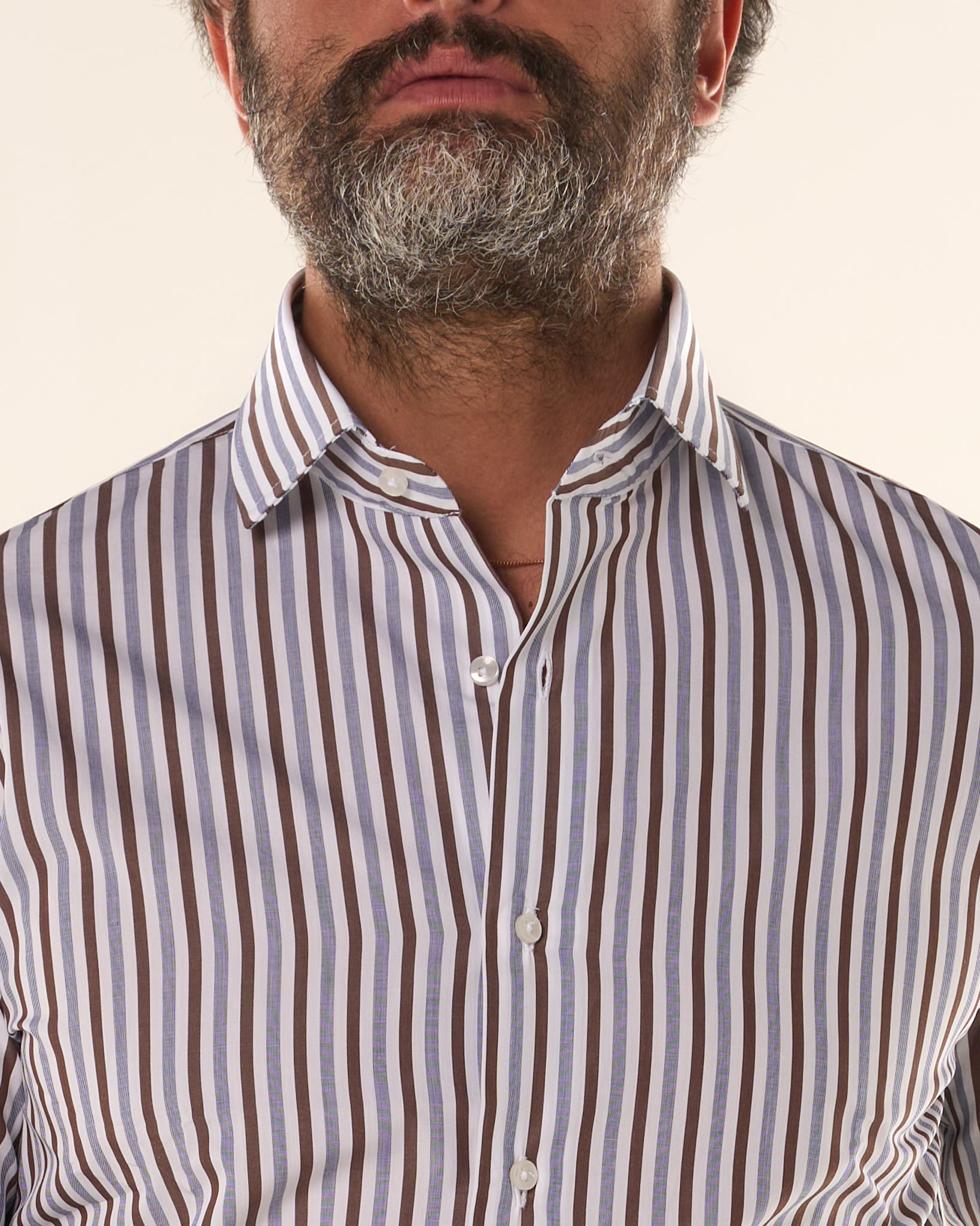 Camisa negra de cuello francés