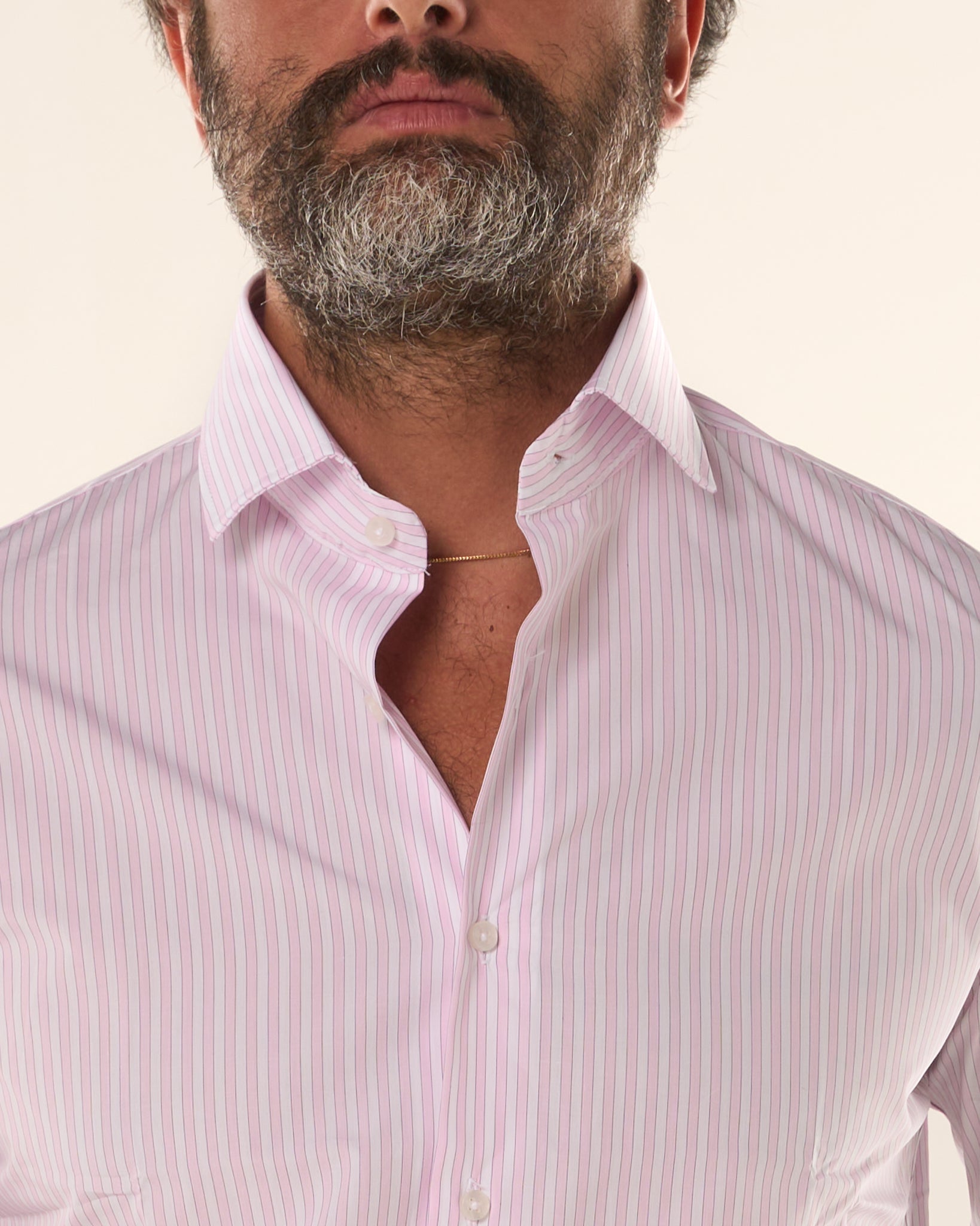 Camisa negra de cuello francés