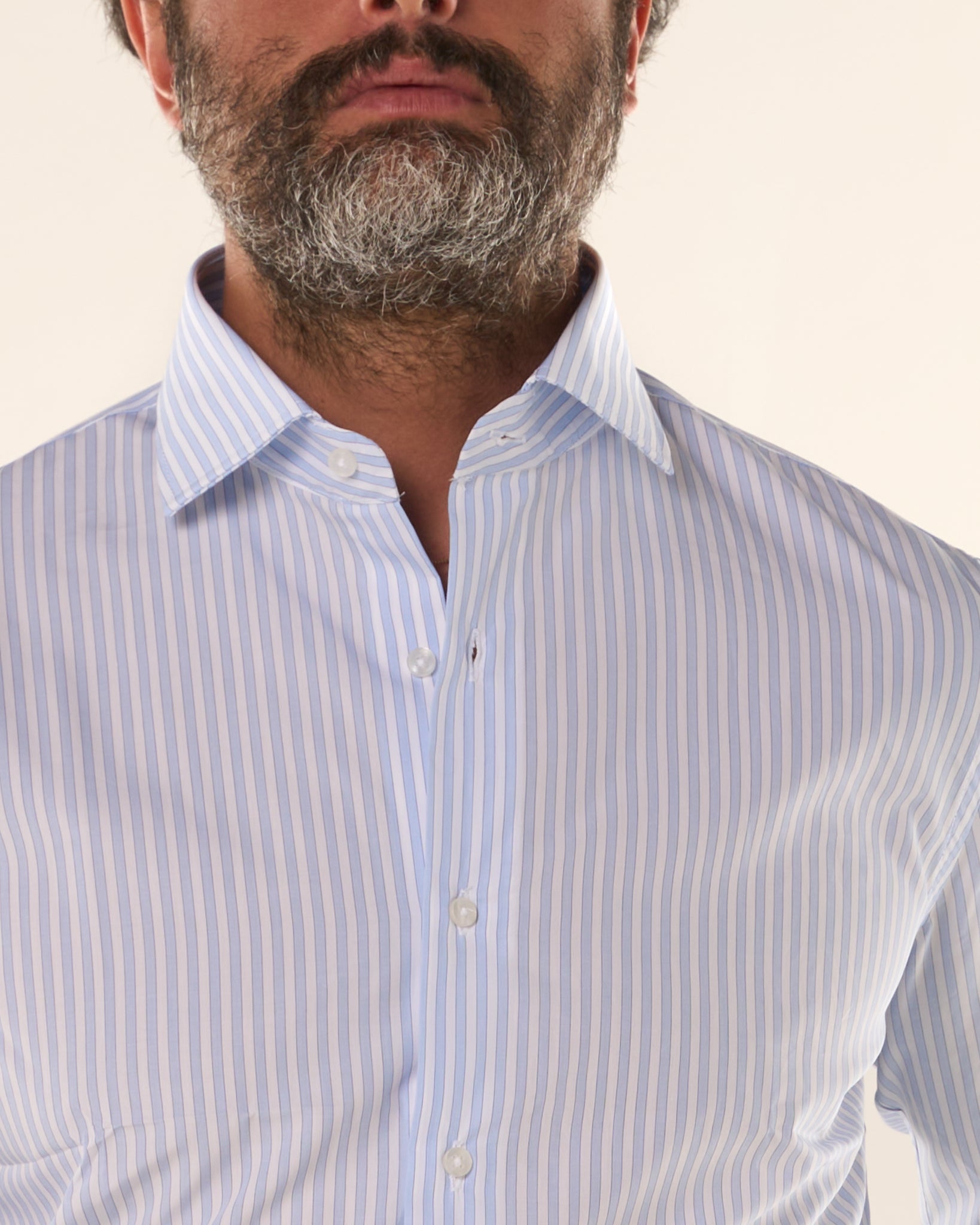 Camisa negra de cuello francés