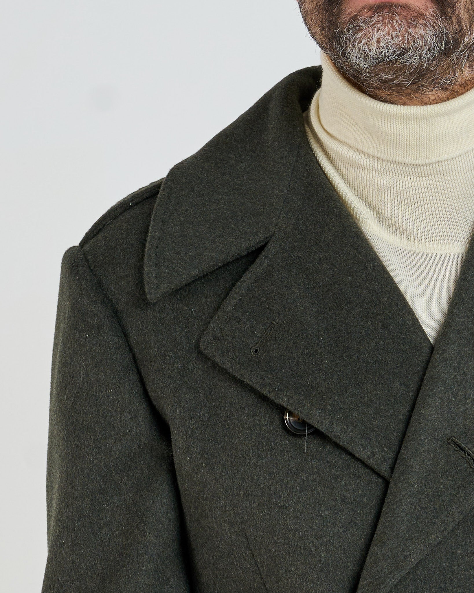 Abrigo militar cruzado con solapas de pico verdes