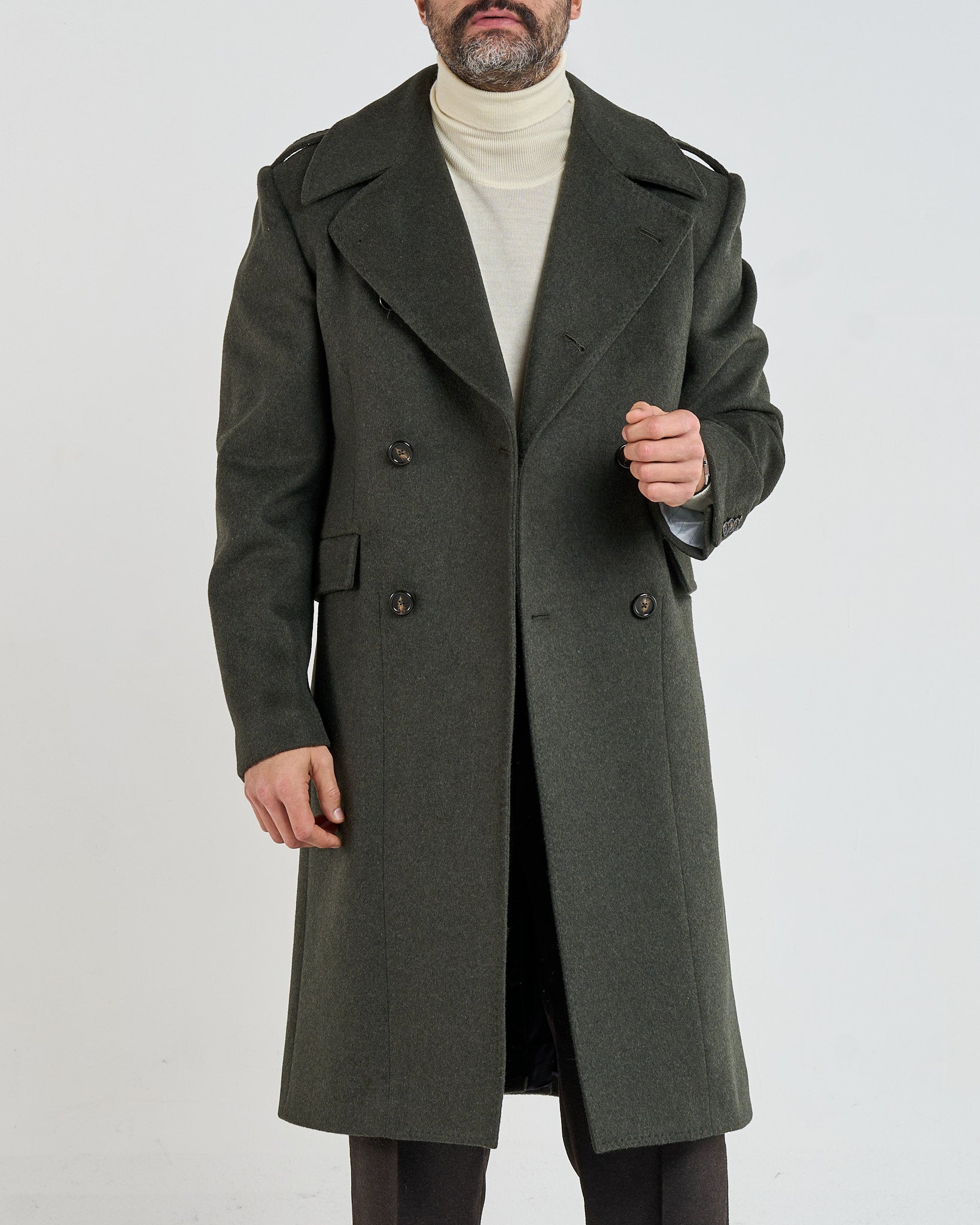 Abrigo militar cruzado con solapas de pico verdes