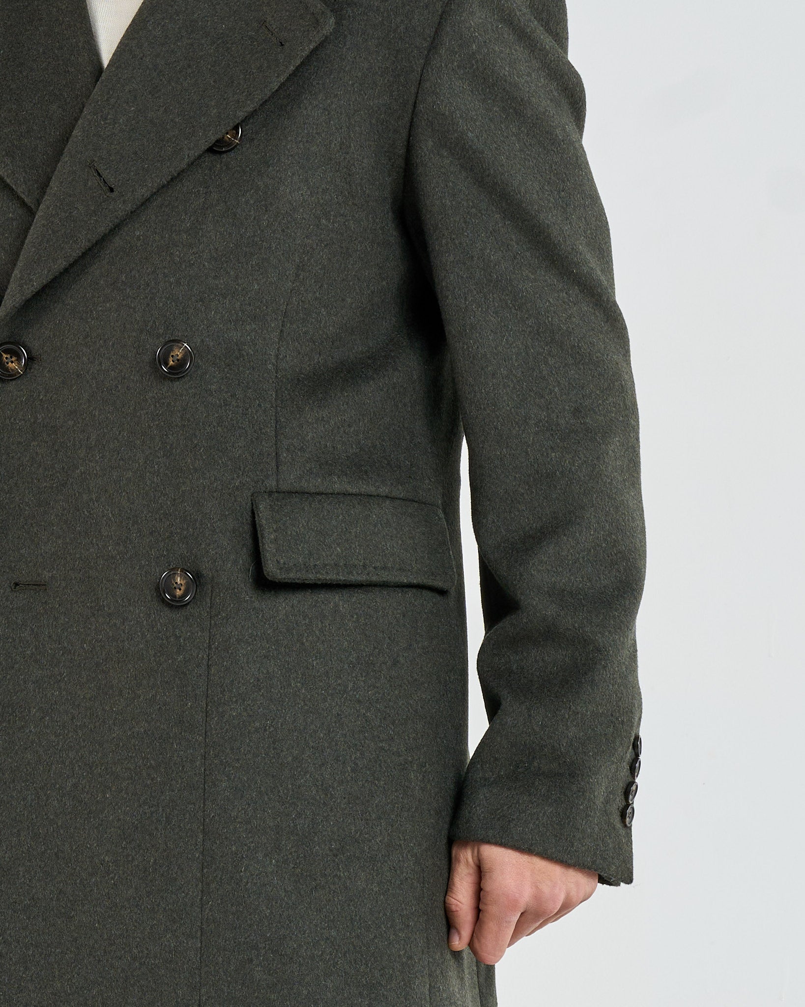 Abrigo militar cruzado con solapas de pico verdes