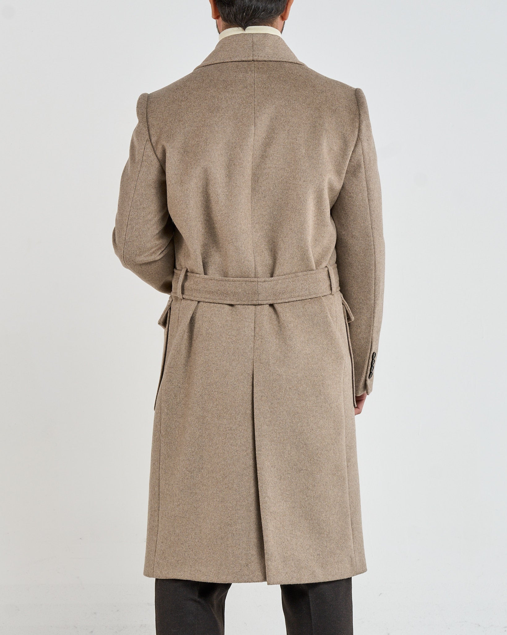 Abrigo beige cruzado con solapa de chal